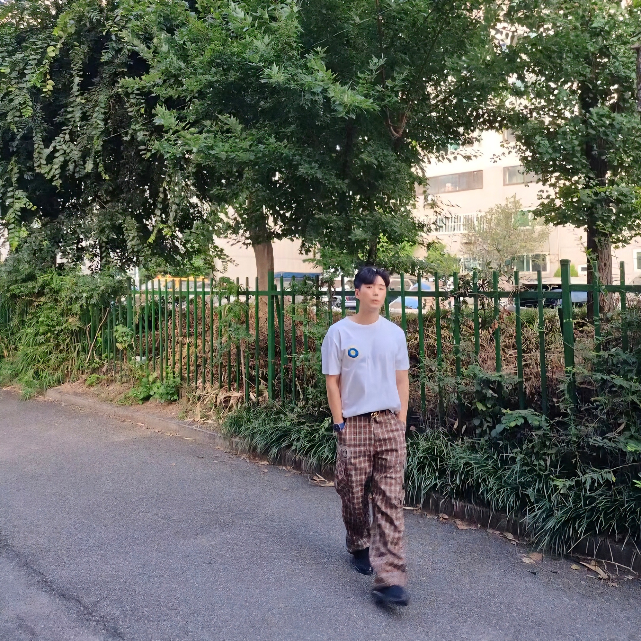 Stussy Cosmos T-Shirt White, (W) Nike Air Max 720 Black 착용 스타일 - 2