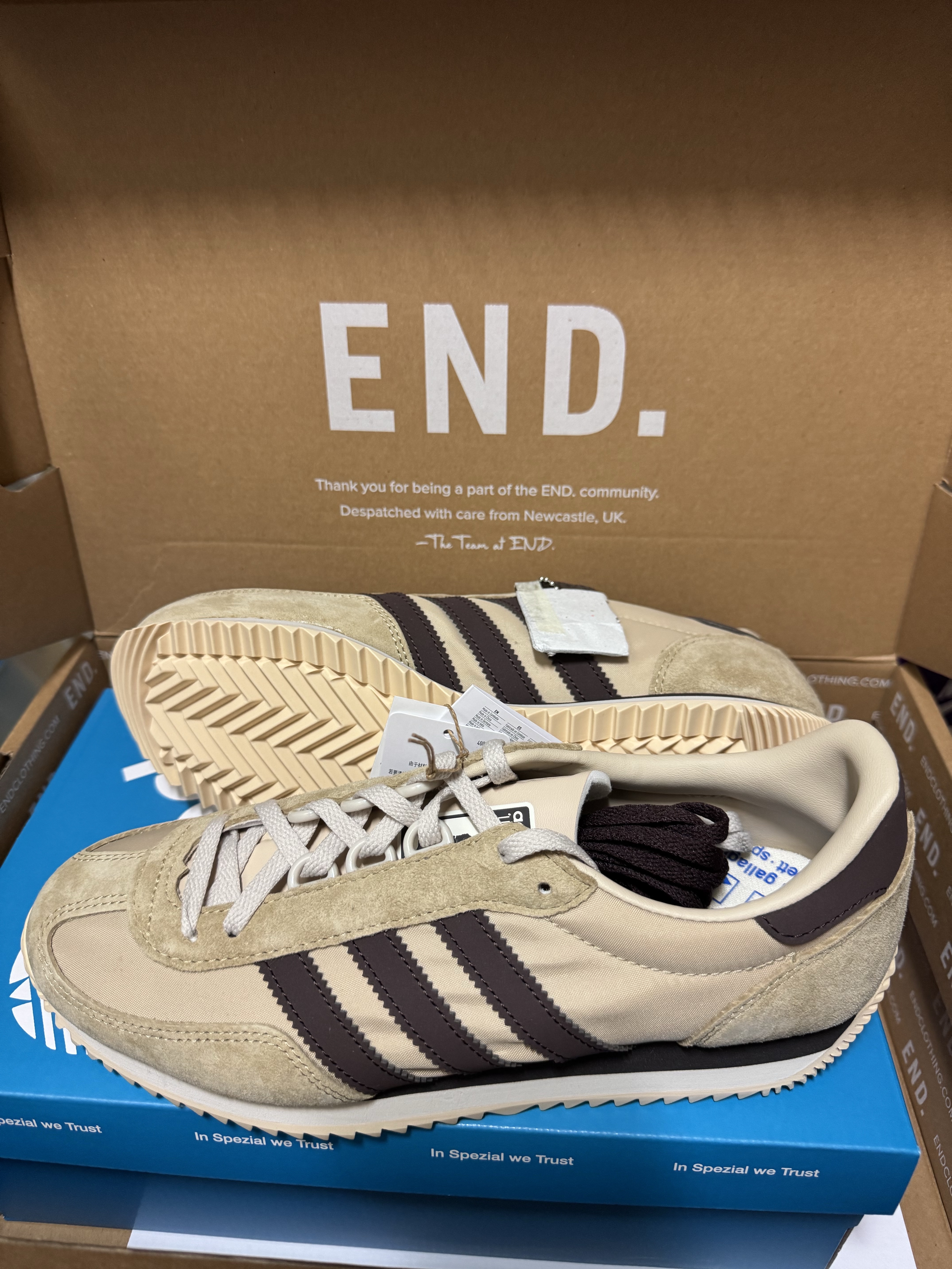 Adidas x Liam Gallagher Achille Spezial Stone Khaki Wonder Beige, Dr. Martens x Pleasures 1461 Bex Shoes Black White Tie Dye 착용 스타일 - 1