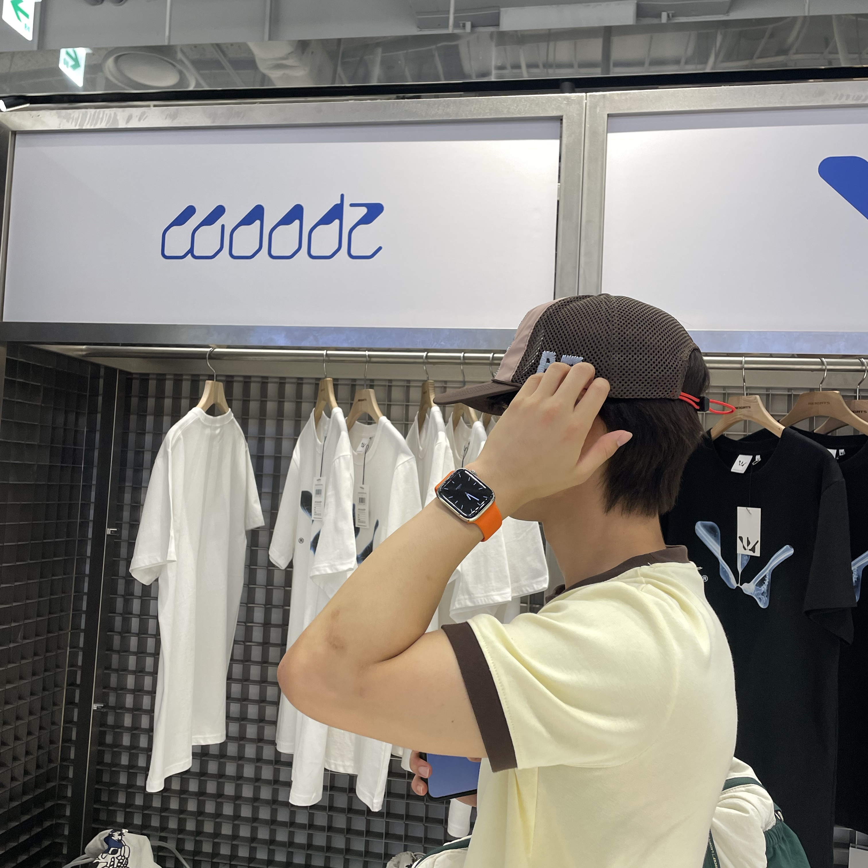 Alex Zono x Woodz New Paths Await Trucker Hat Beige 착용 스타일 - 2