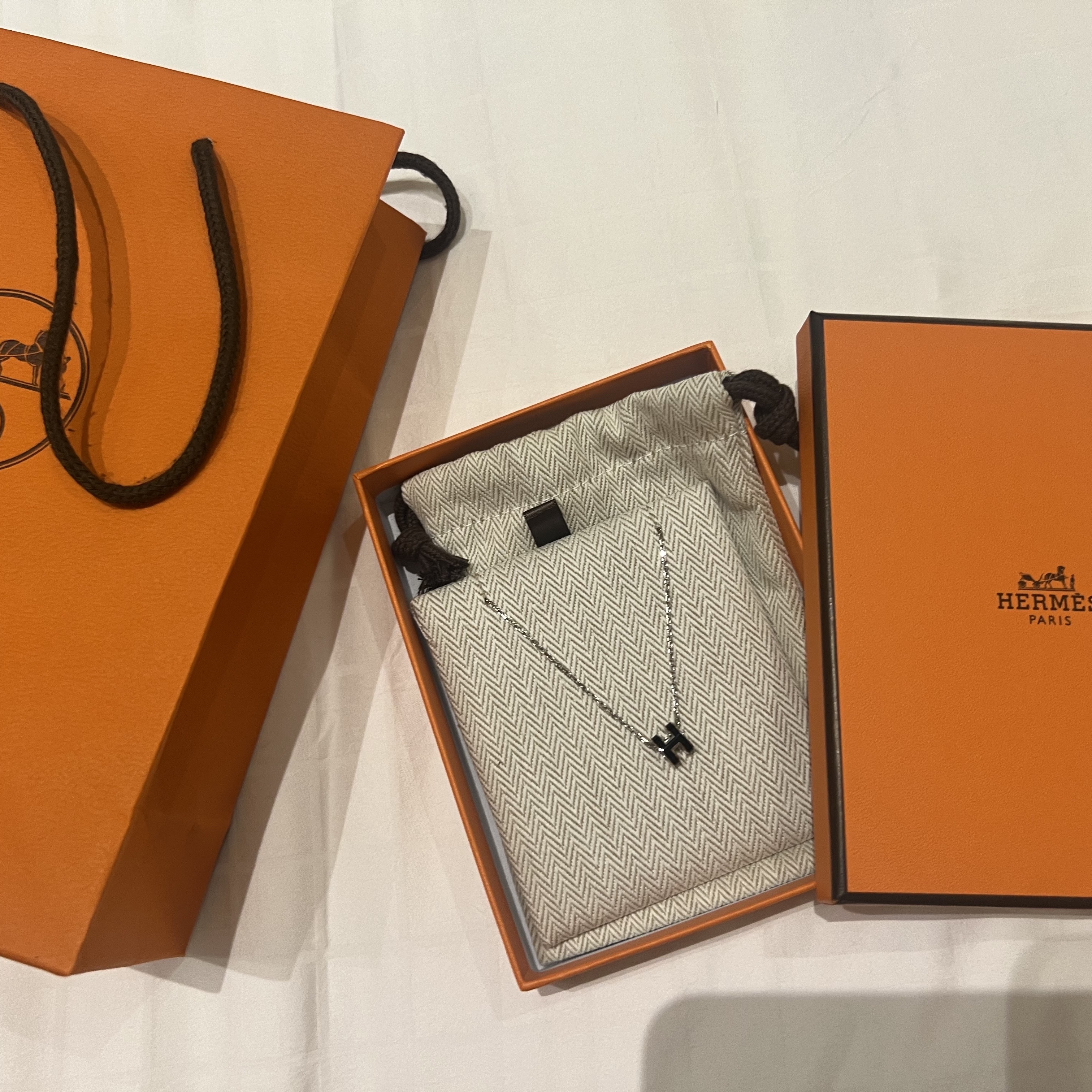 (W) Hermes Mini Pop H Pendant Palladium & Noir 착용 스타일 - 2