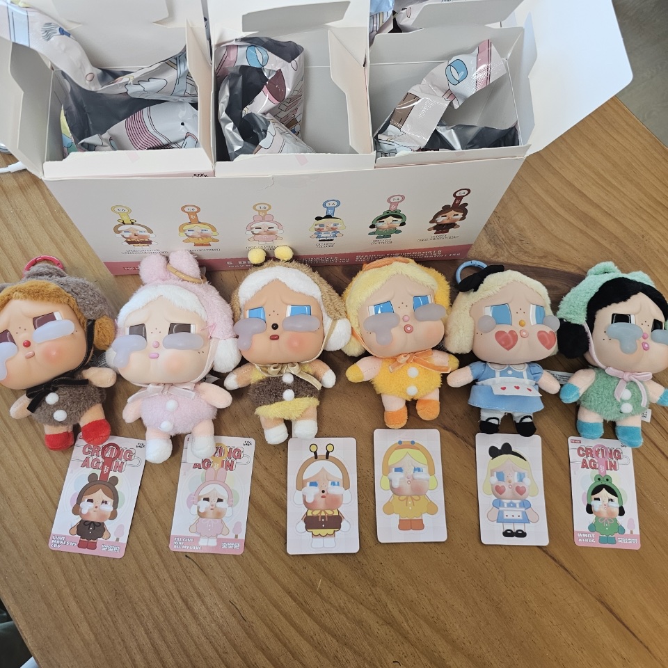 Pop Mart Crybaby Crying Again Series Plush Keyring Sealed Case (6 Blind Boxes) 착용 스타일 - 1