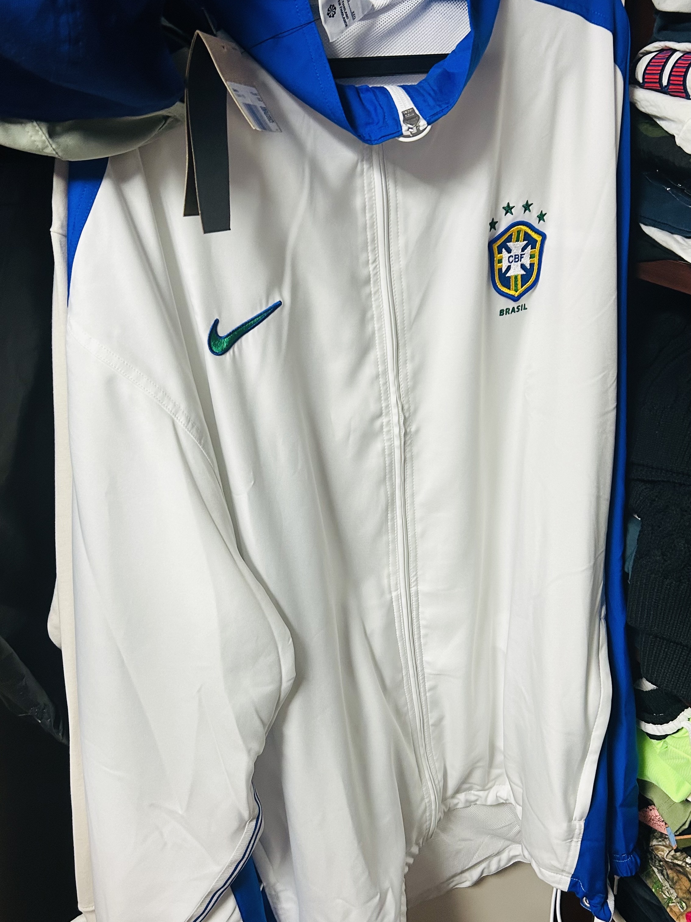 Nike Brazil 1998 Reissue Soccer Replica Track Jacket White (FZ6681-100) 착용 스타일