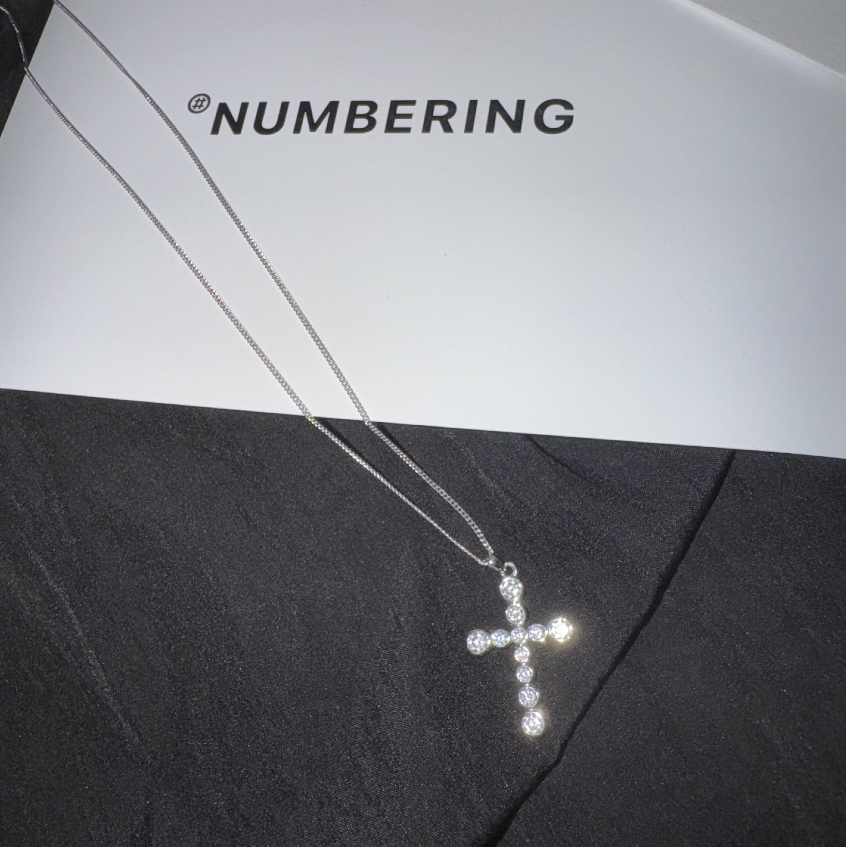 NUMBERING #3729 Round Brilliant Gradient Cross Necklace White 착용 스타일 - 4
