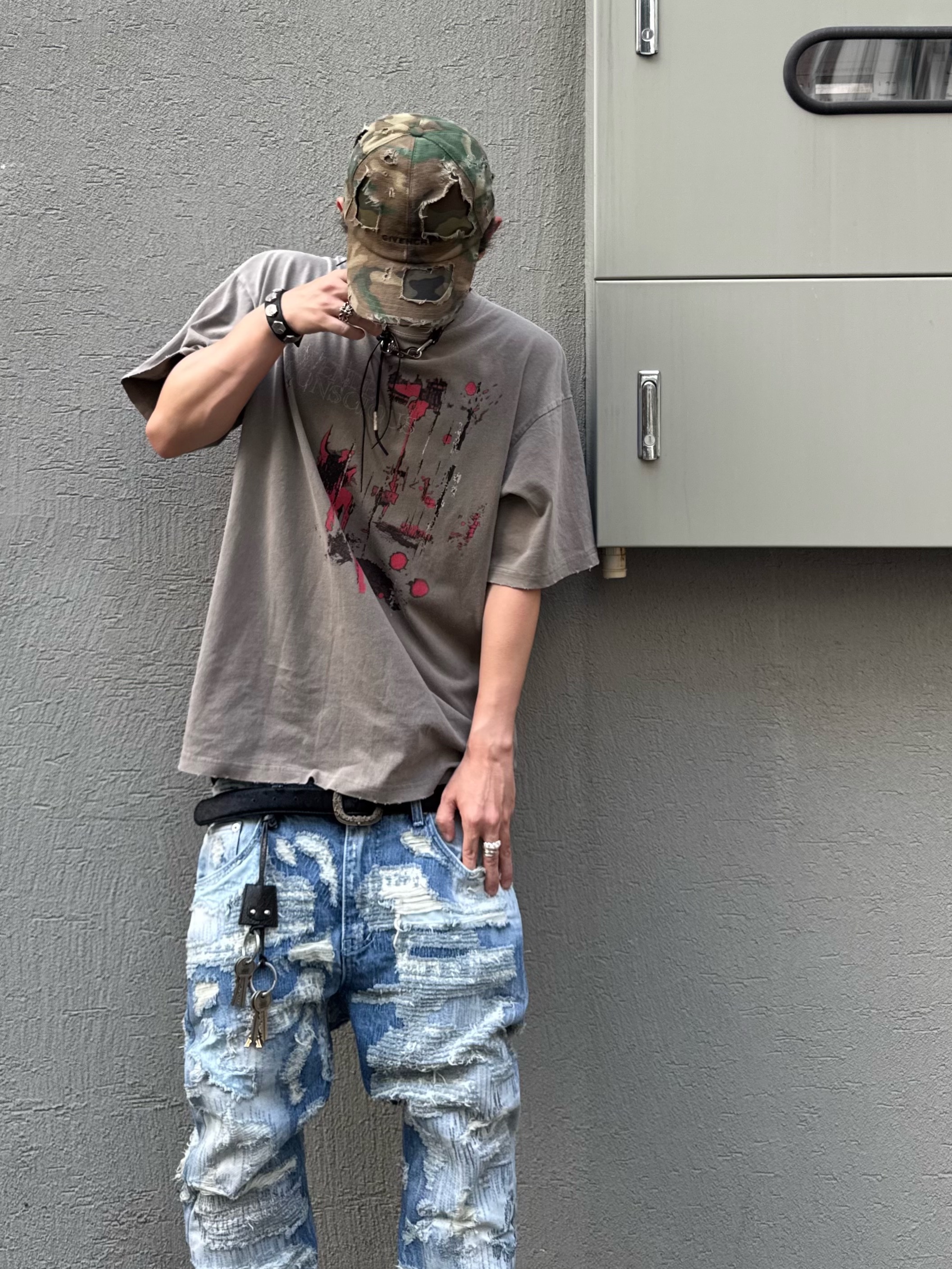 Awende Red Veil T-shirt Charcoal, Balenciaga Stomper Bootie Black 착용 스타일 - 2