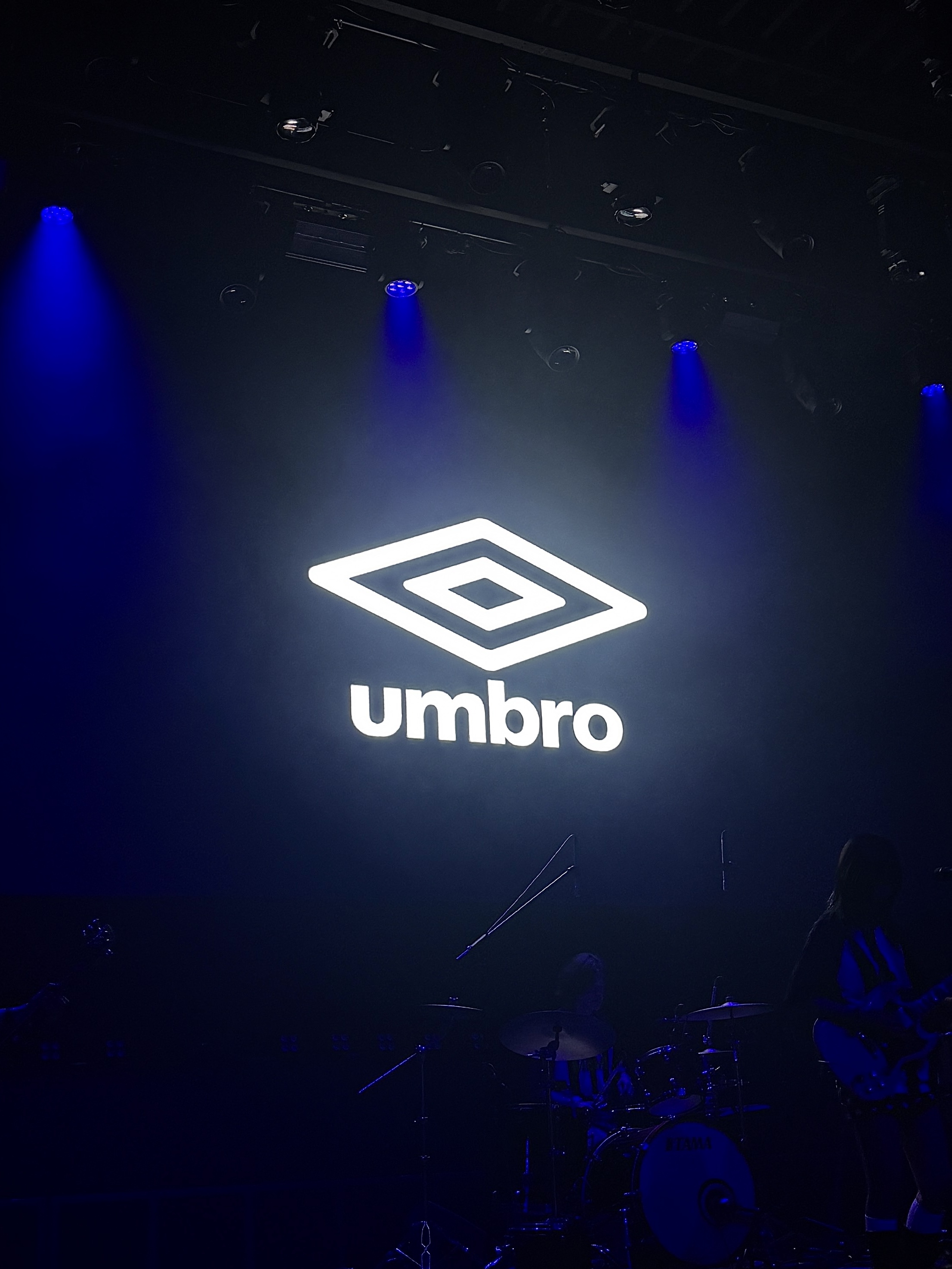 Umbro x Kasina S/S T-Shirt Black, Nike Shox R4 PRM Light Iron Ore and Phantom 착용 스타일 - 3
