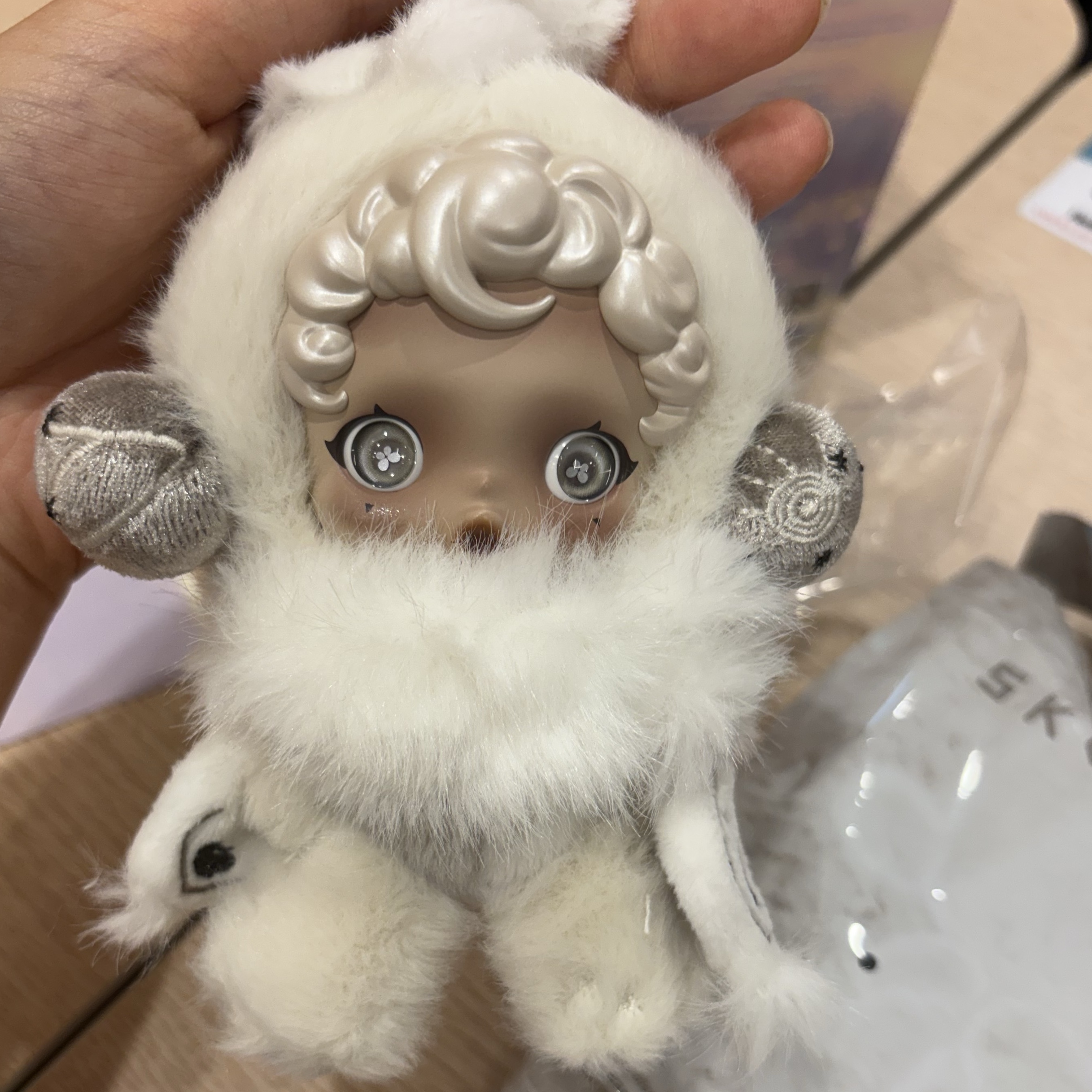 Pop Mart Skullpanda L’Impressionnisme Series Plush Doll Mist (Opened Case) 착용 스타일