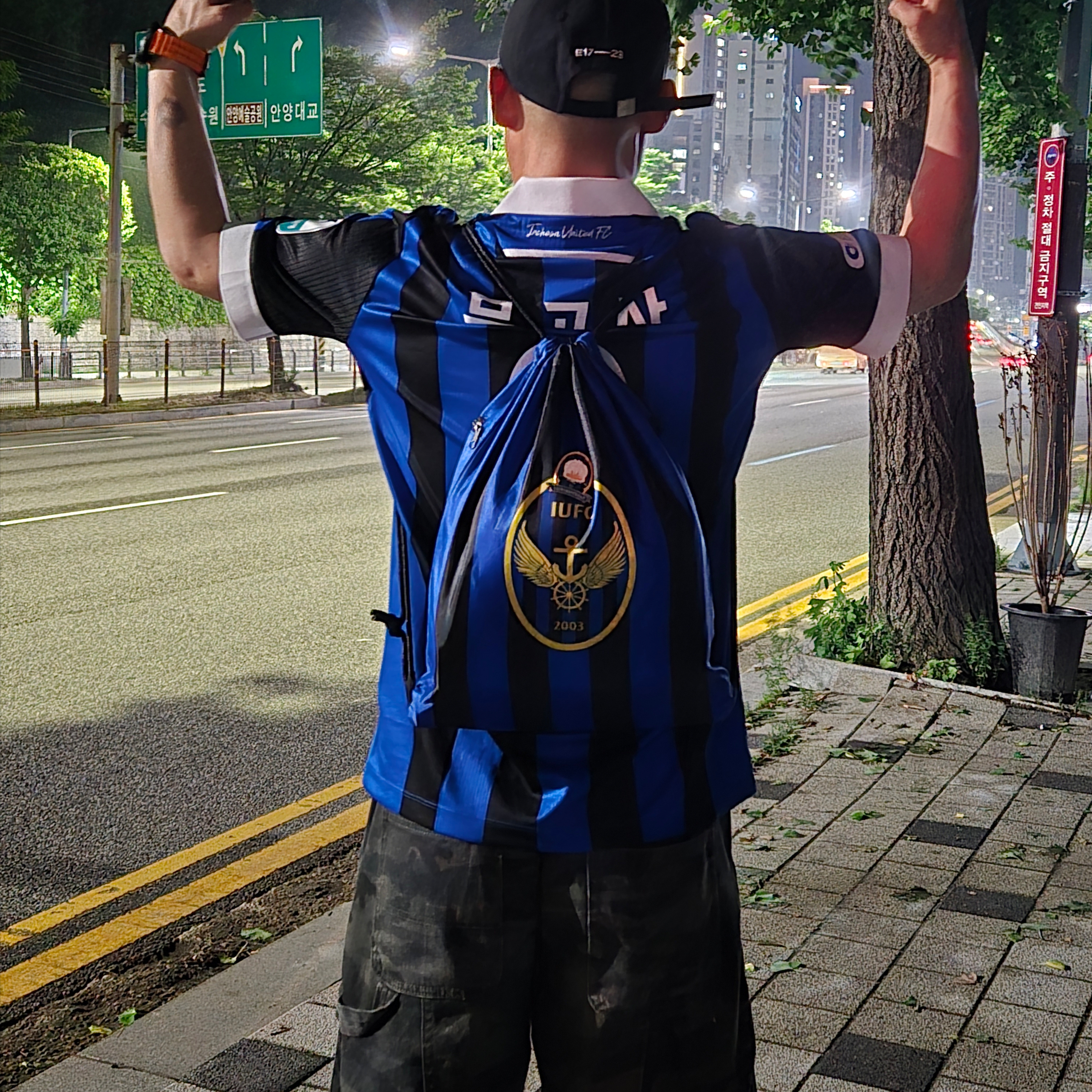 K League x Sanrio Characters 2025 Bag Type Bag Hook Ahiru No Pekkle Incheon United FC Blue 착용 스타일 - 2