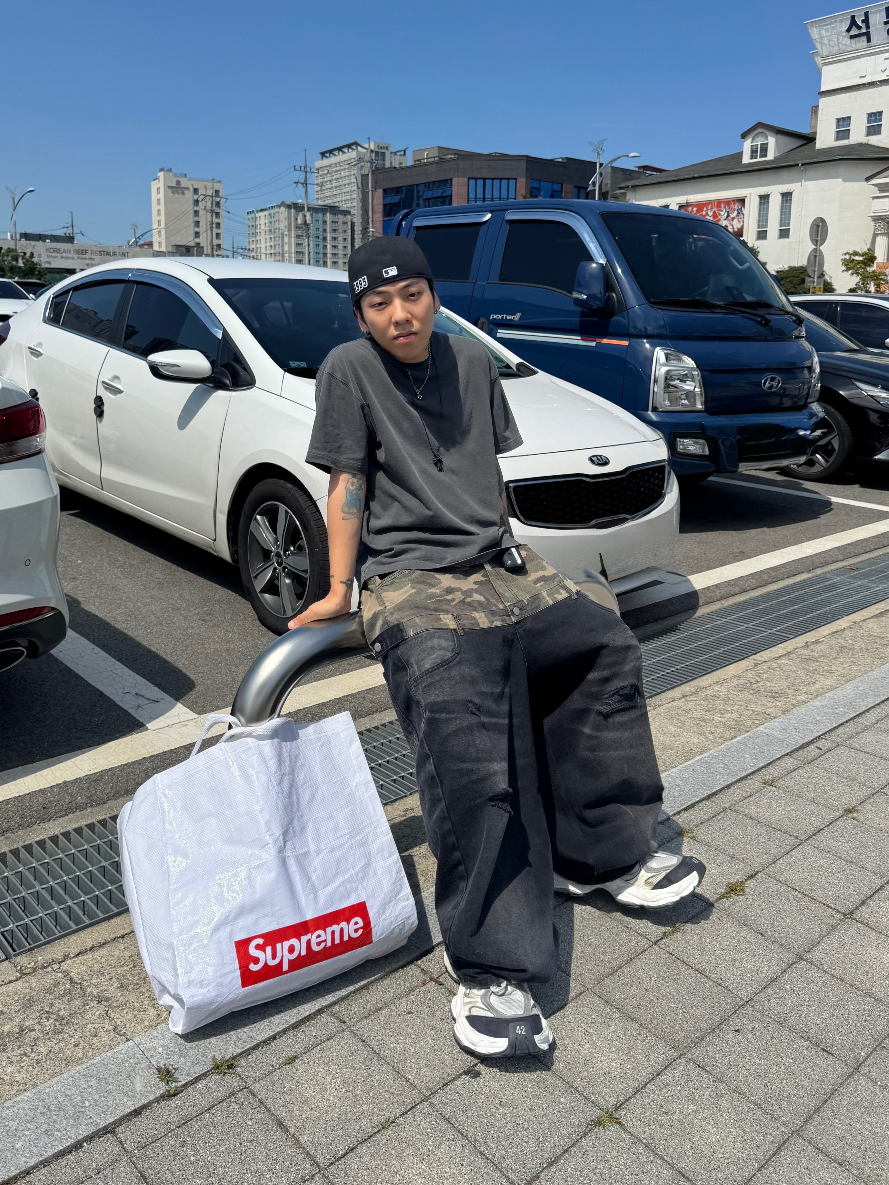 Balenciaga Cargo Sneakers White Grey, New Era 59Fifty MLB Authentic New York Yankees Game Navy 착용 스타일 - 4
