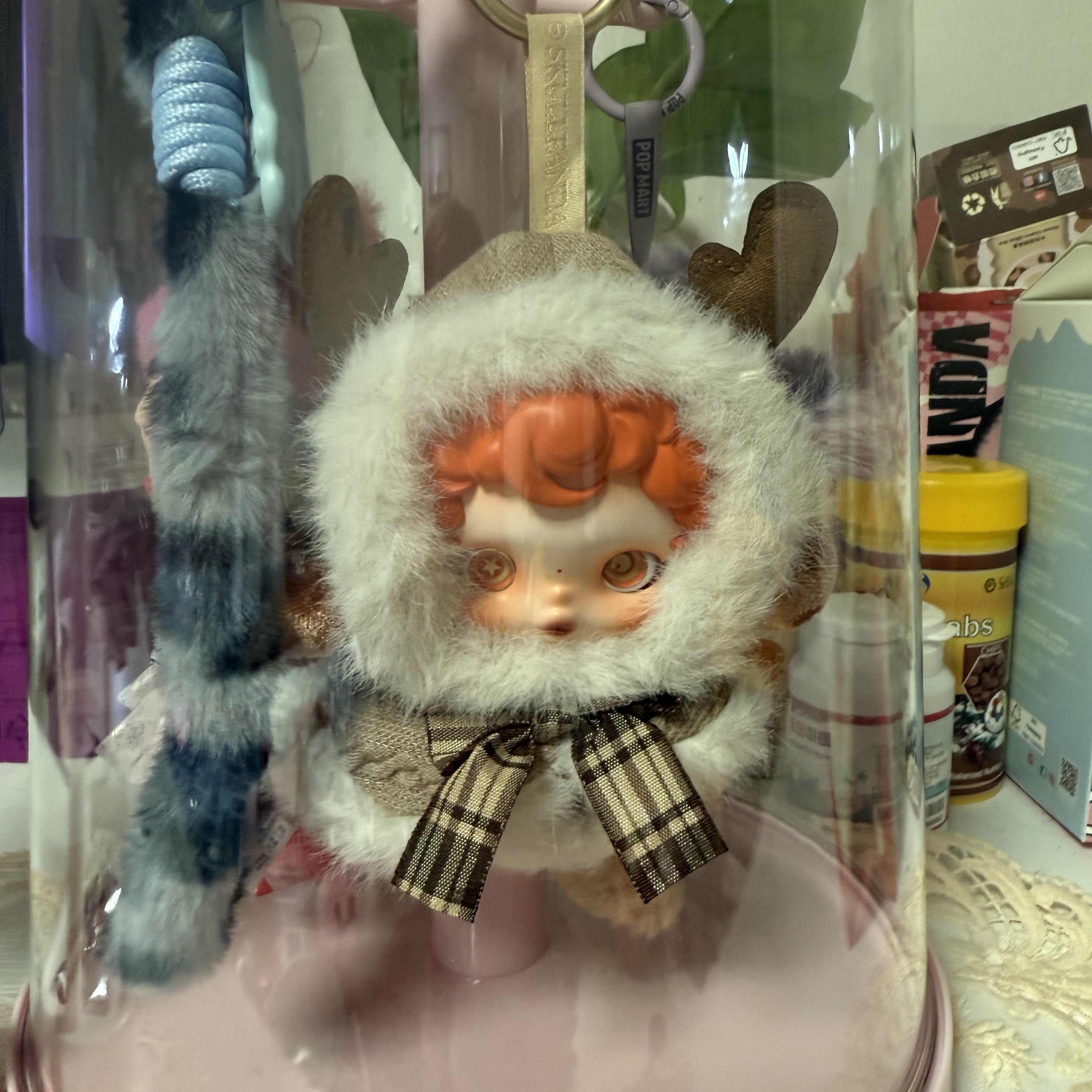 Pop Mart Skullpanda Winter Symphony Series Keyring Sealed Case (1 Blind Box) 착용 스타일
