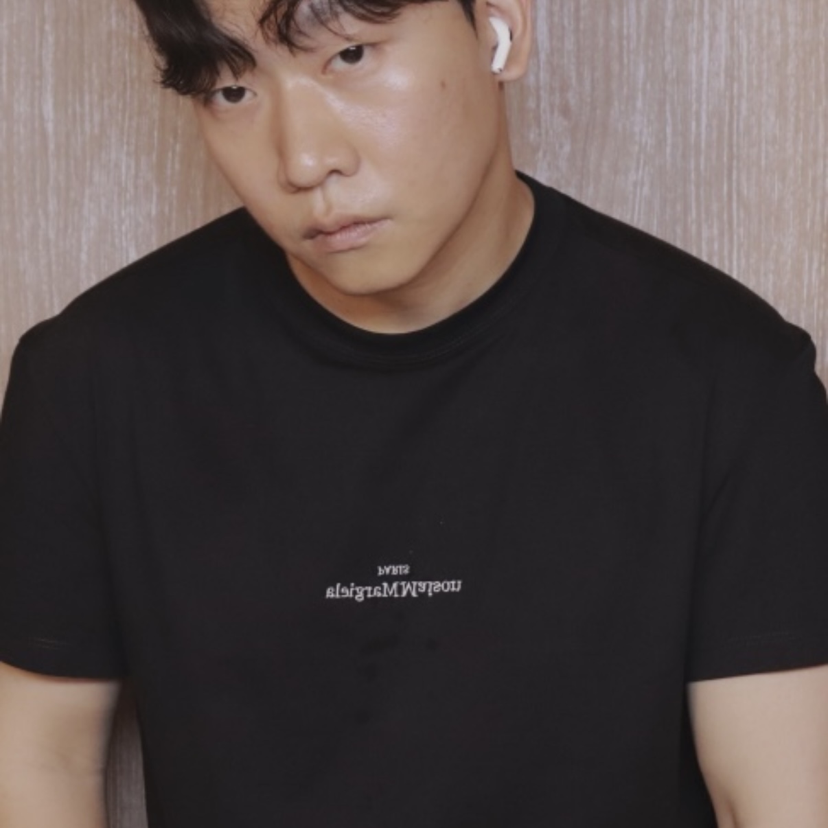 Maison Margiela Distorted Logo T-Shirt Black 착용 스타일 - 2