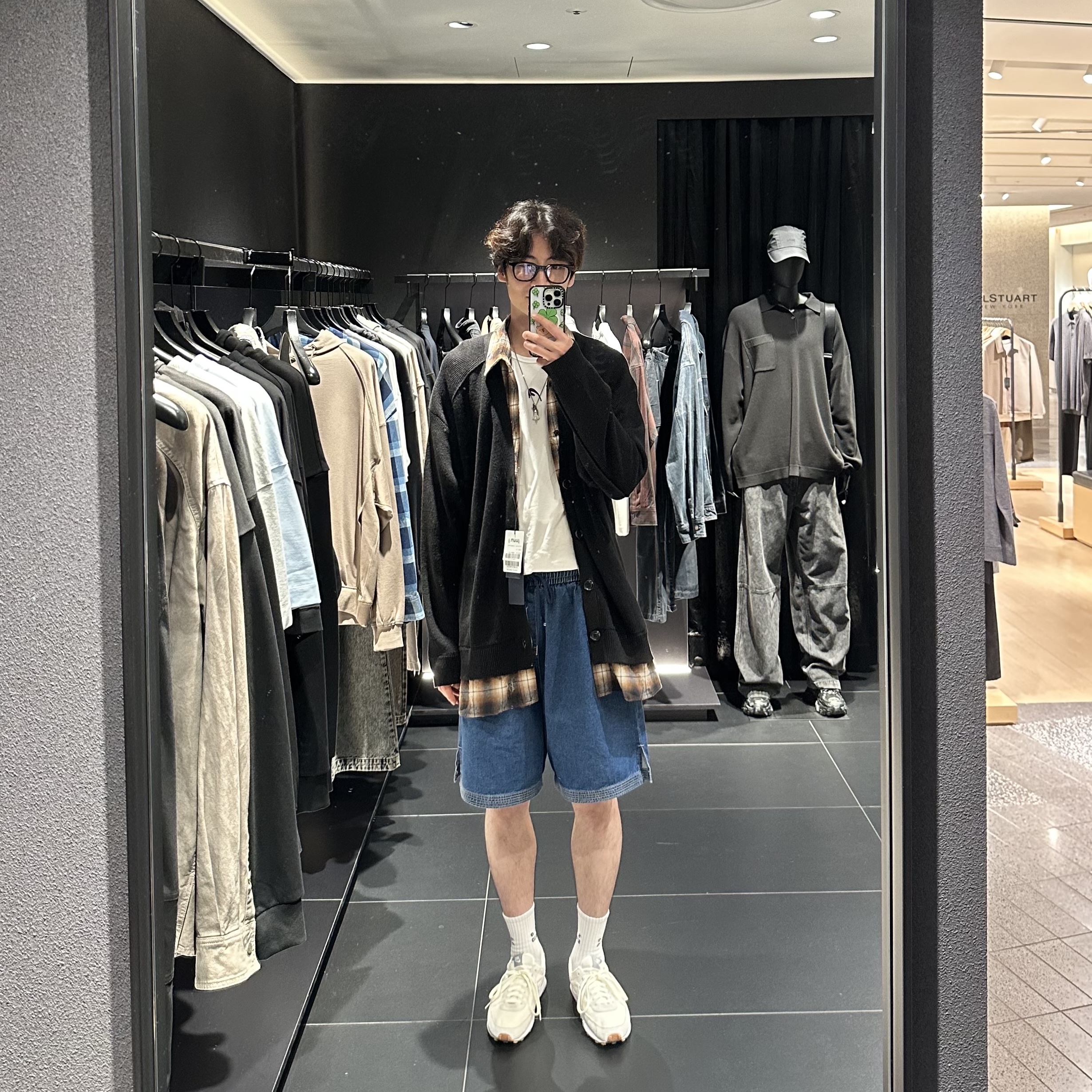 IAB Studio Denim Shorts Deep Blue, Gentle Monster x Maison Margiela MM010 Clear Black 착용 스타일 - 2