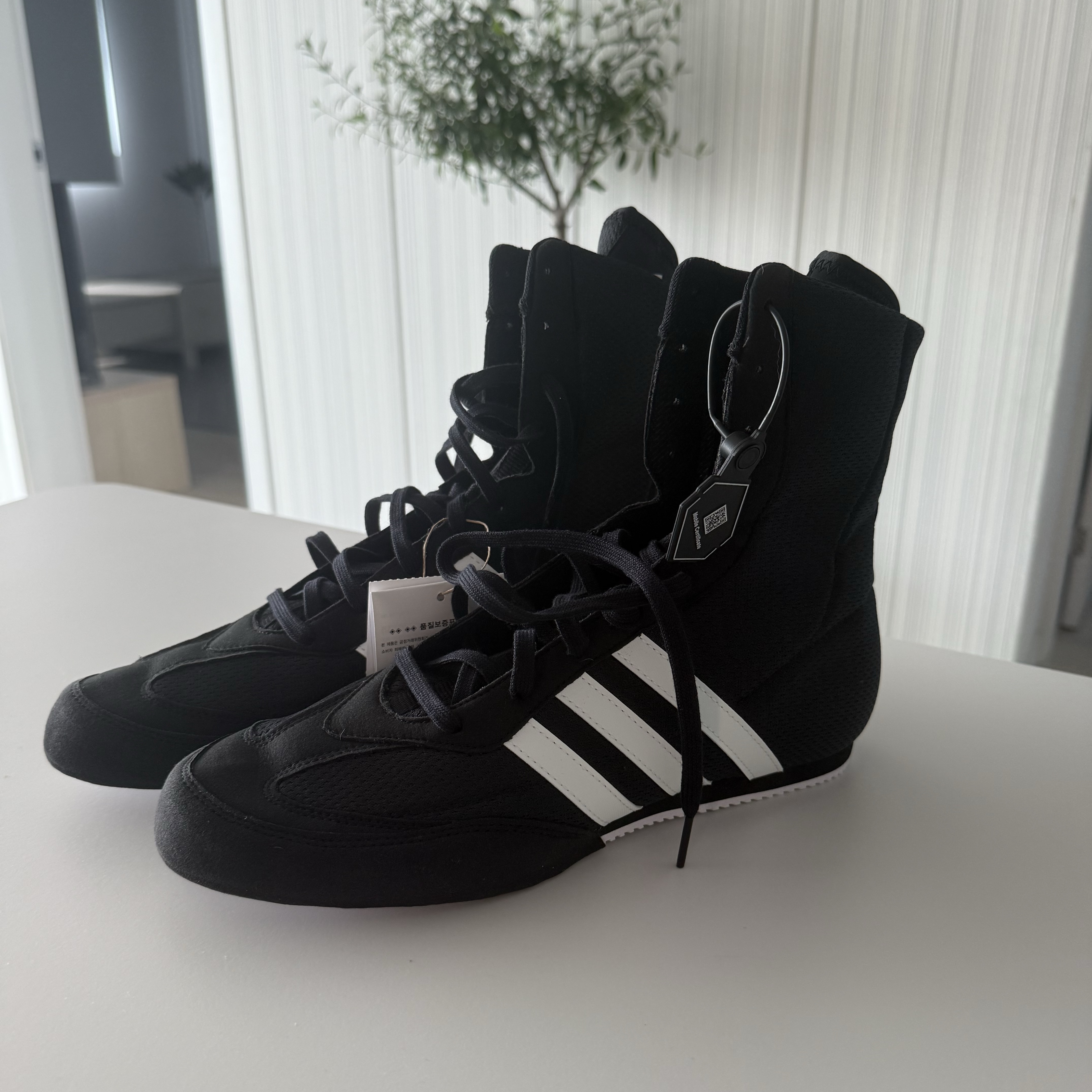 Adidas Box Hog 2.0 Boots Core Black Cloud White 착용 스타일