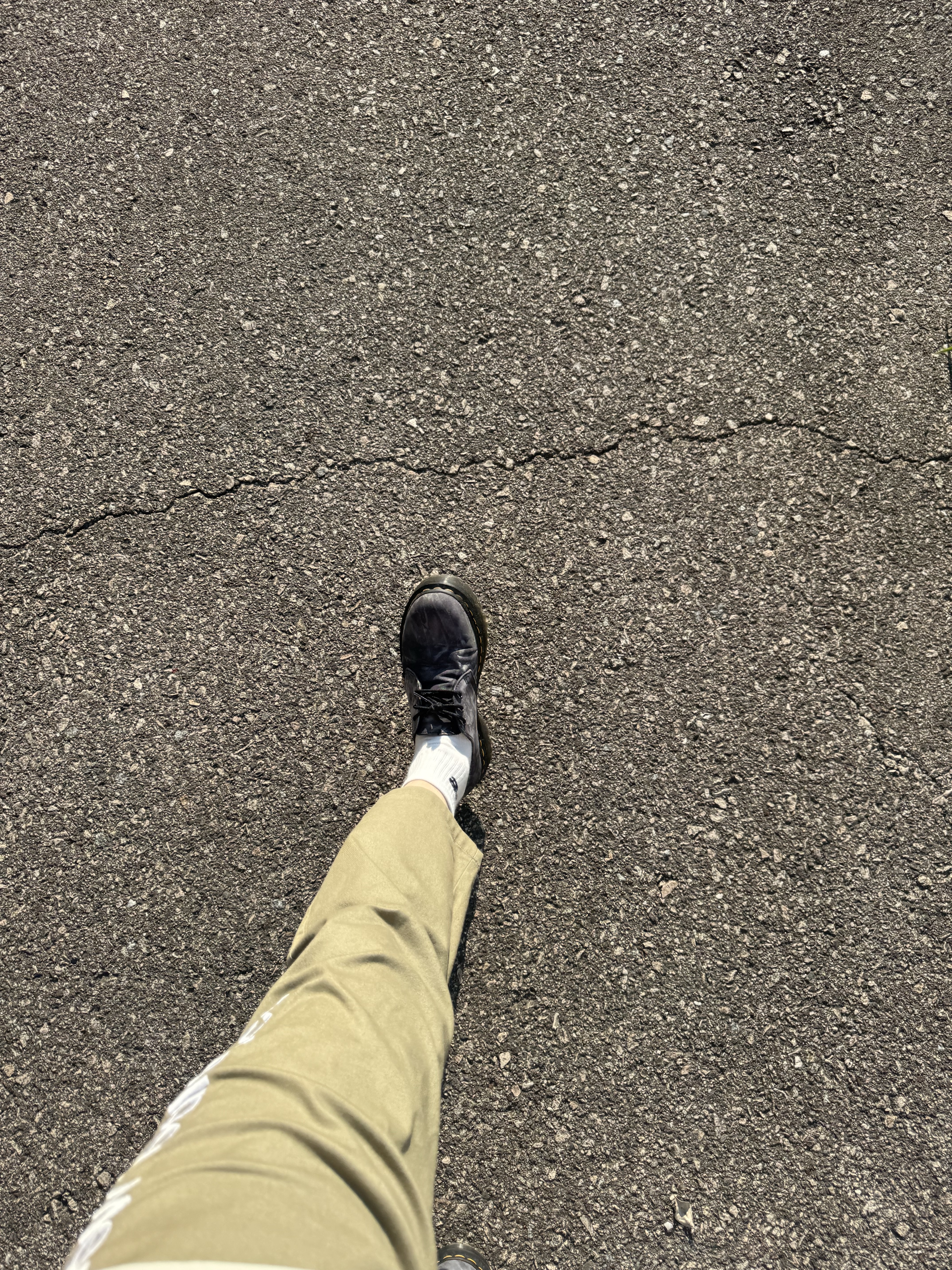 Adidas x Liam Gallagher Achille Spezial Stone Khaki Wonder Beige, Dr. Martens x Pleasures 1461 Bex Shoes Black White Tie Dye 착용 스타일 - 8