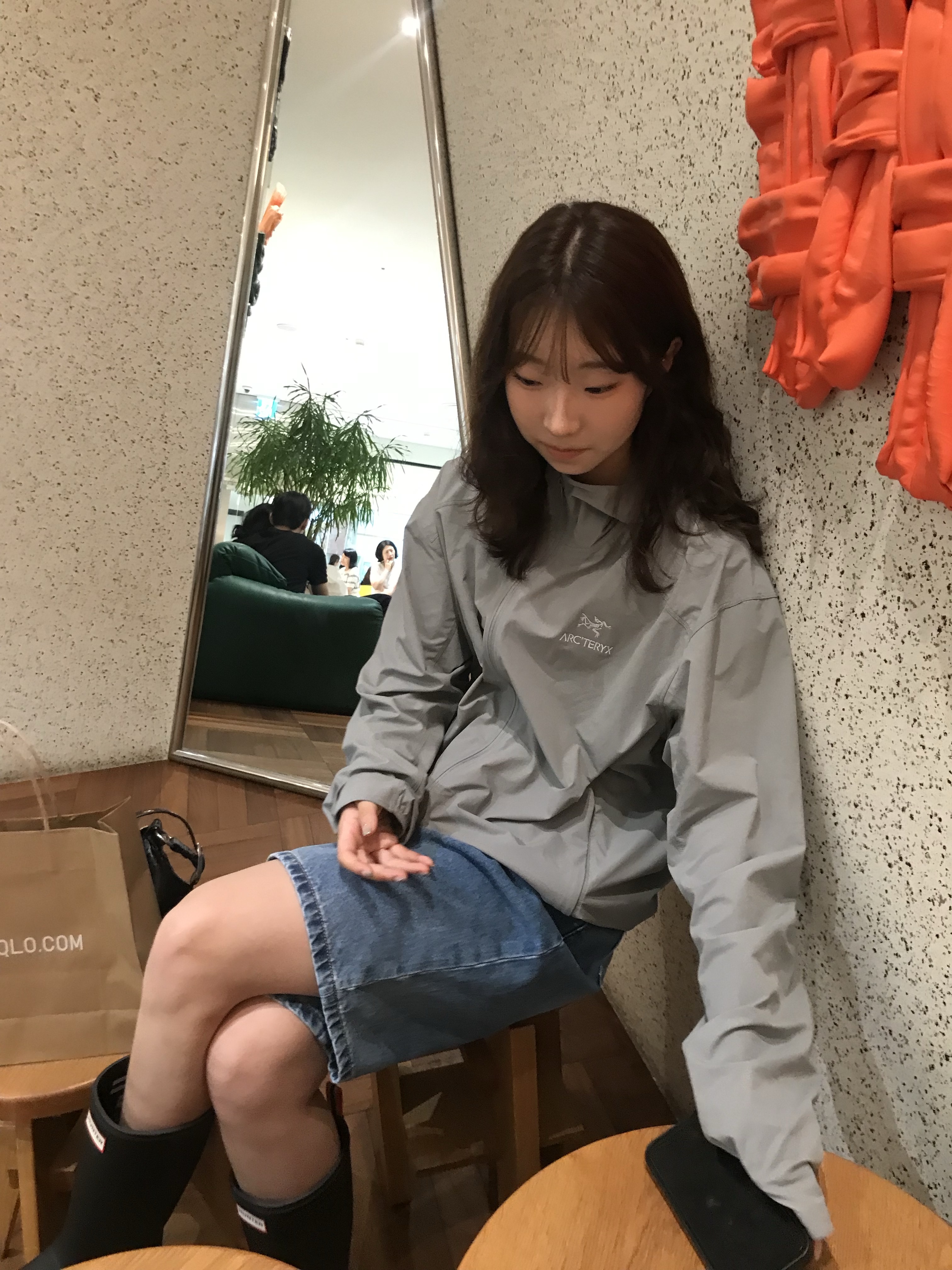 (W) Hunter Play Tall Wellington Rain Boots Black 착용 스타일 - 5