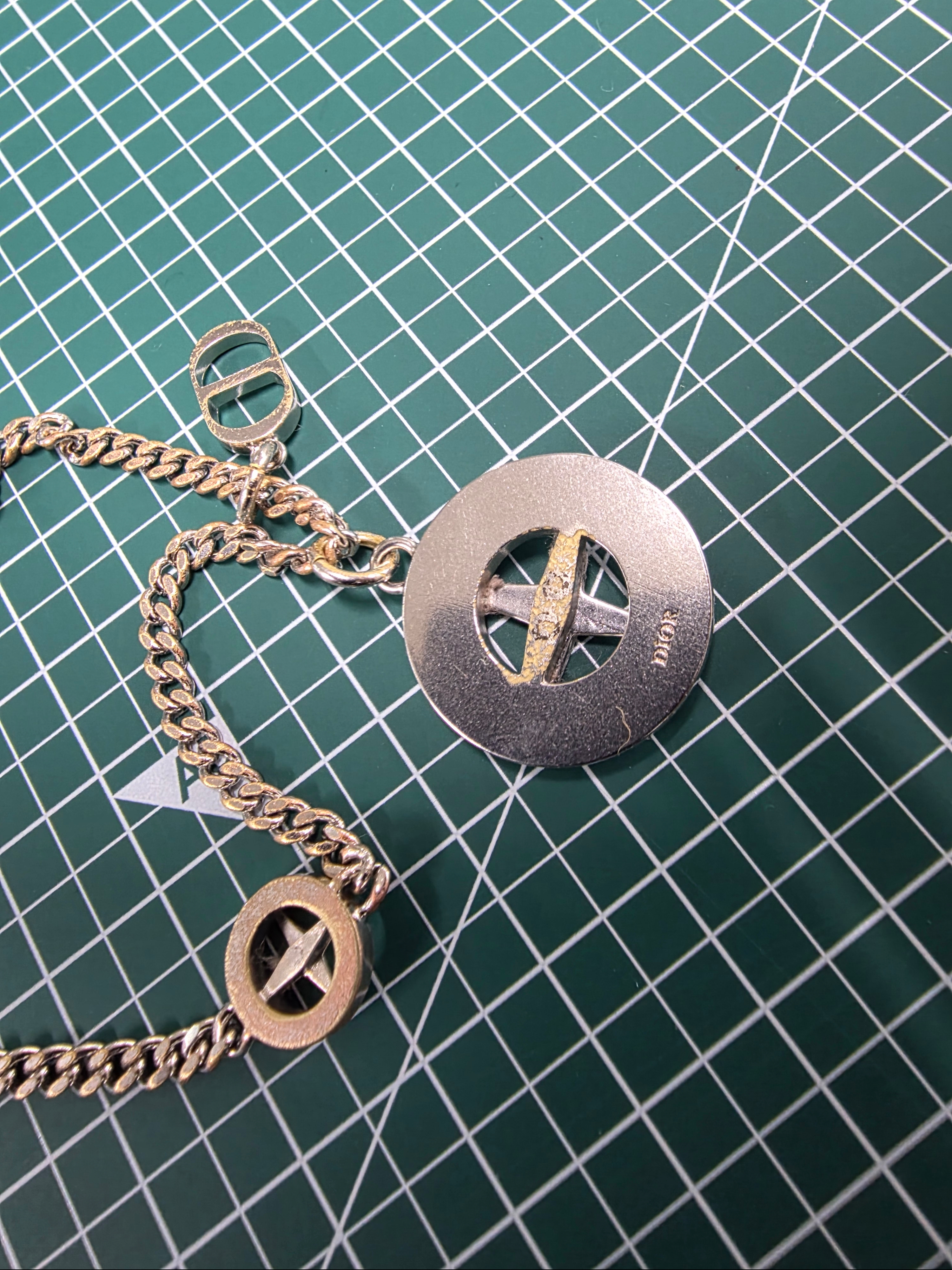 Dior x Stone Island Pendants Necklace Brass and Black Resin Silver-Finish 착용 스타일 - 1