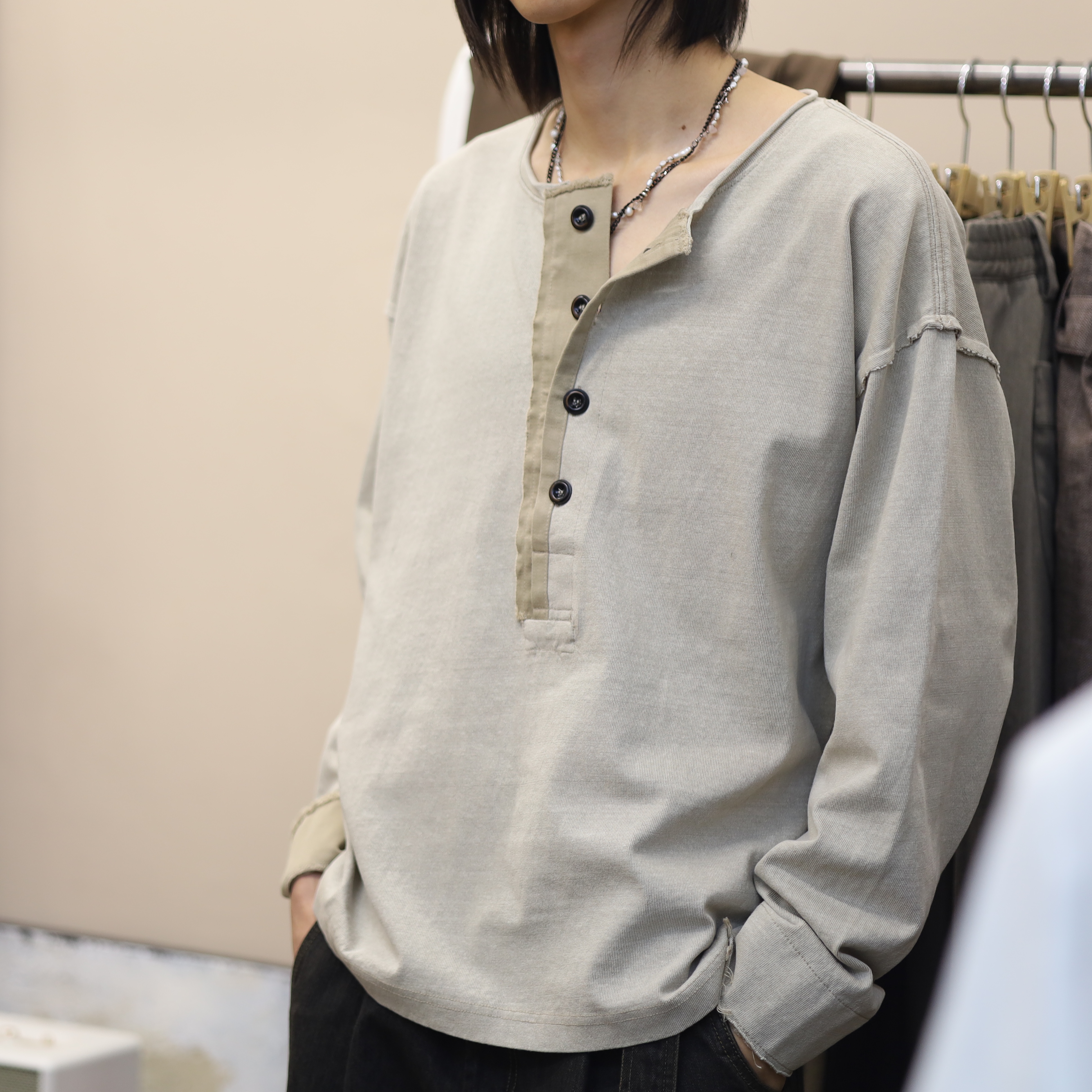 NA A NANA Cut Off Henley Neck T-Shirt Beige 착용 스타일 - 2