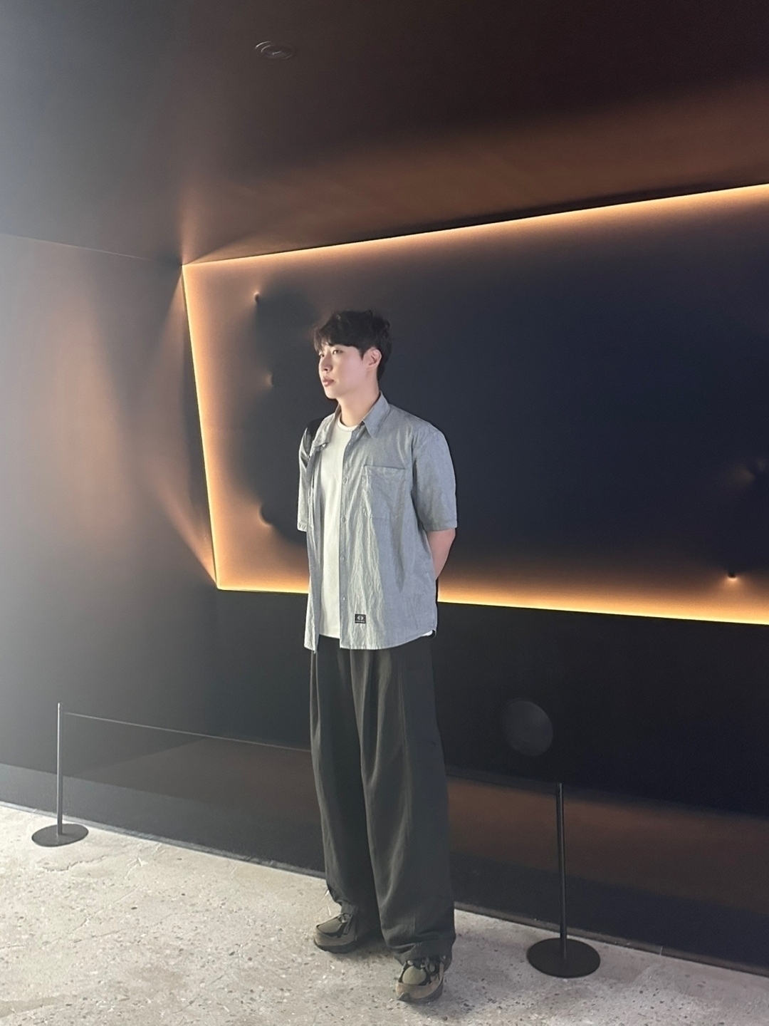 Begin202 Nycoma Twotuck Pants Charcoal Brown, New Balance x JJJJound 990v3 Brown Black 착용 스타일 - 1