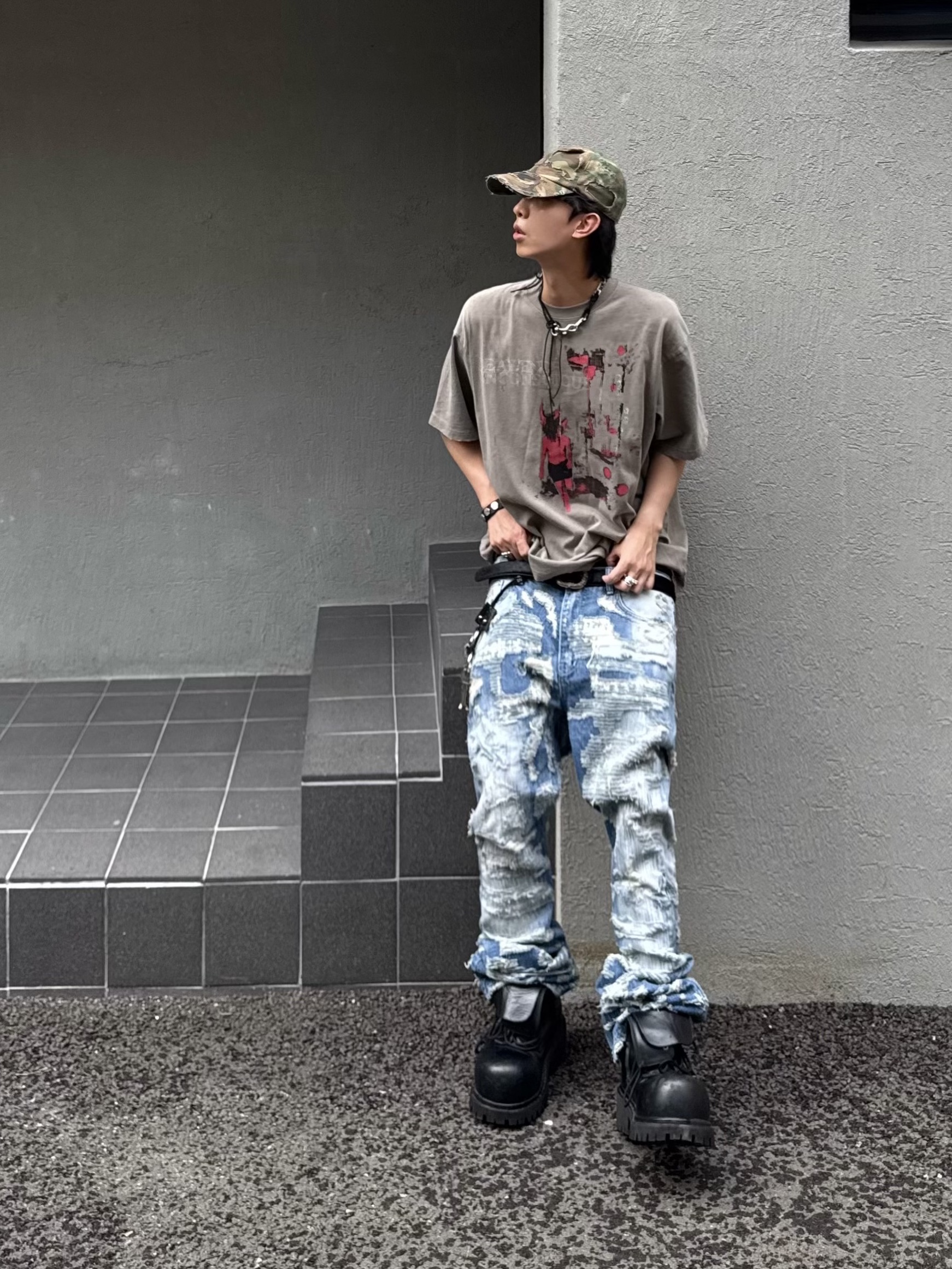 Awende Red Veil T-shirt Charcoal, Balenciaga Stomper Bootie Black 착용 스타일 - 5