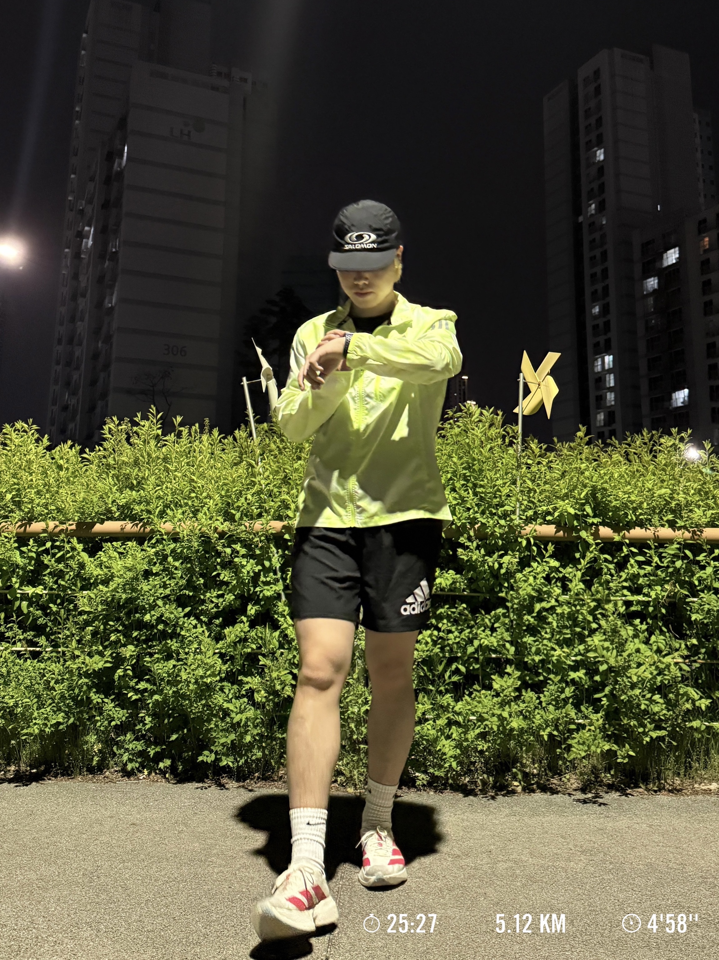 Adidas Adizero Adios Pro 4 Off White Semi Lucid Red 착용 스타일 - 1