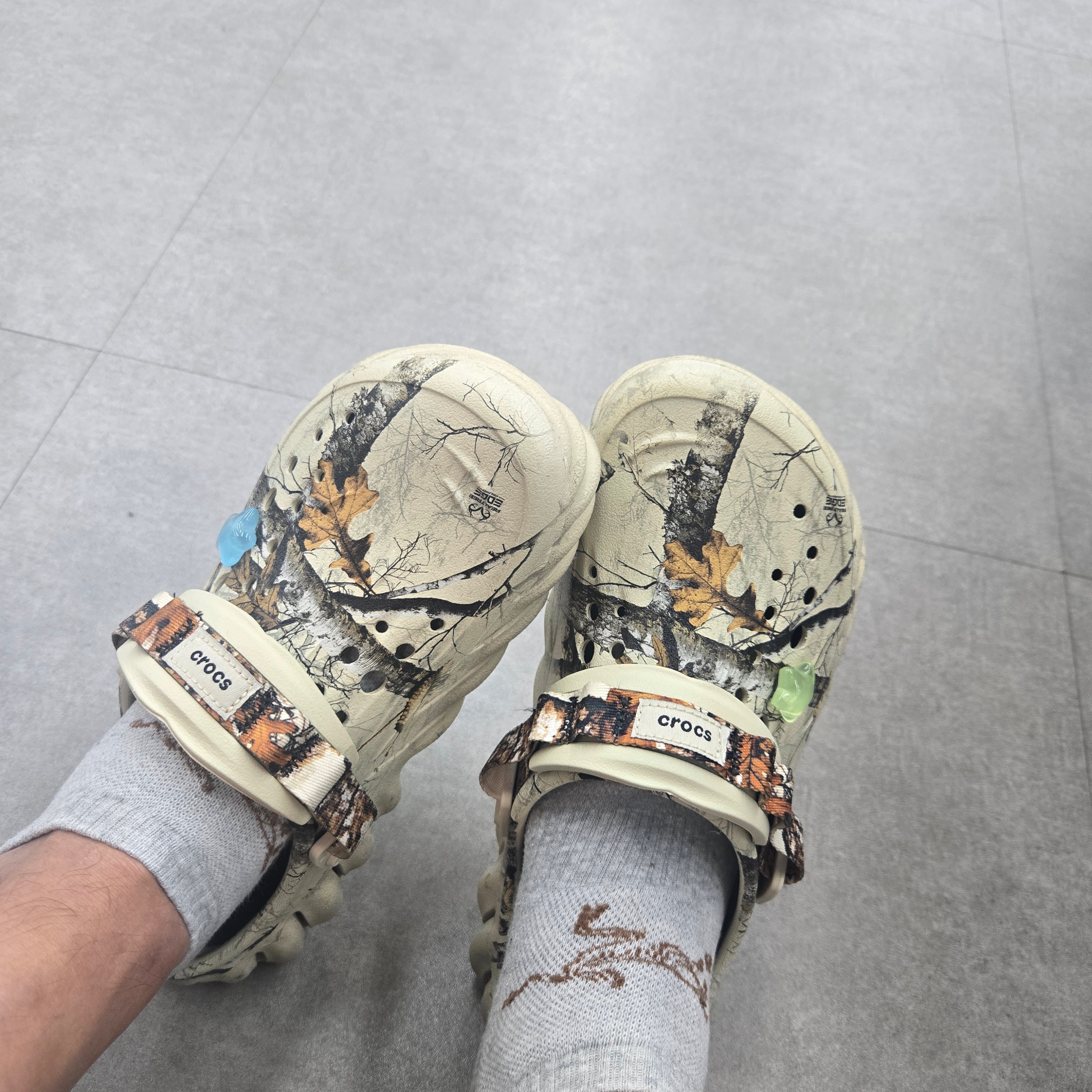Crocs Echo Clog Real Tree Bone 착용 스타일