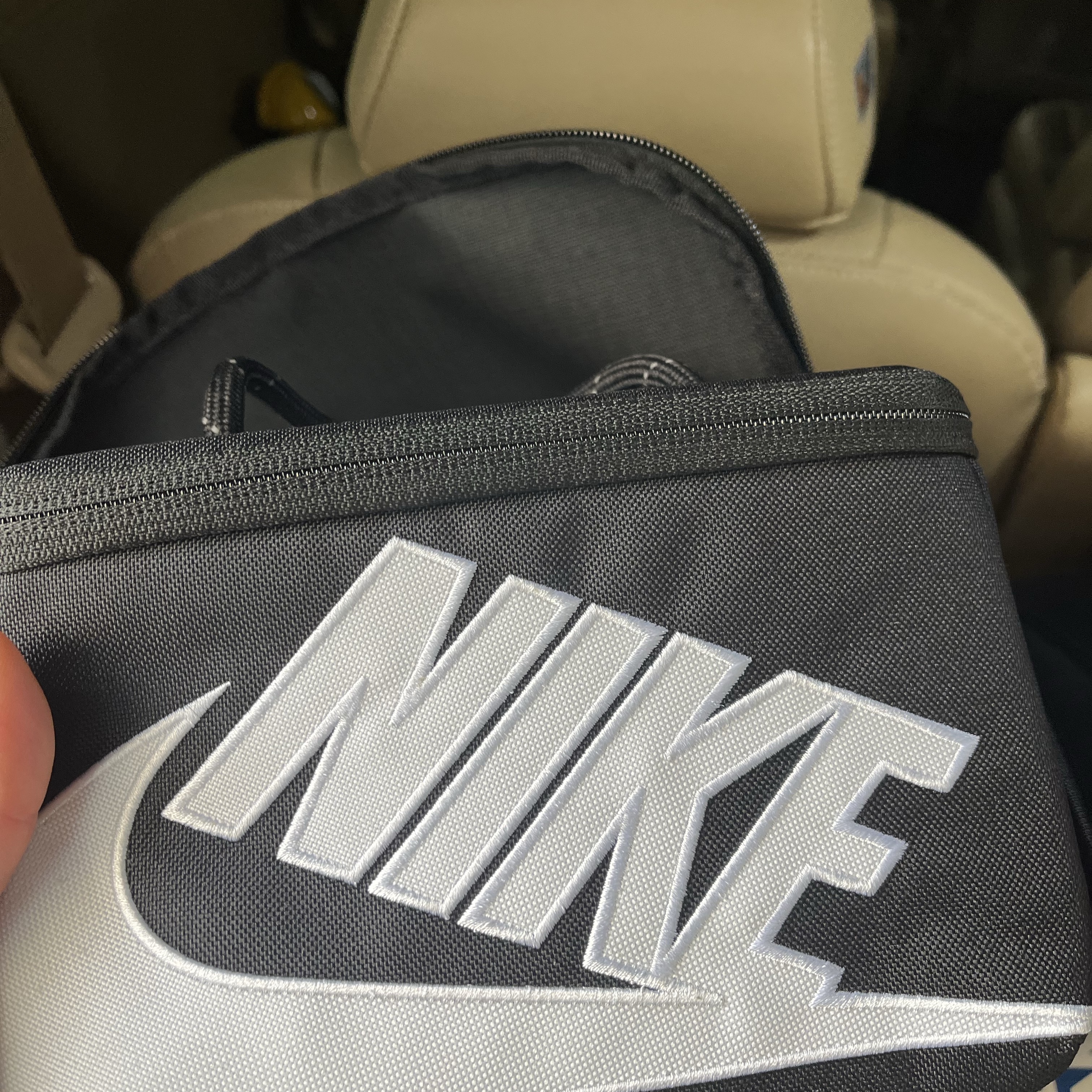 NIke Mini Shoebox Crossbody Bag 3L Black 착용 스타일