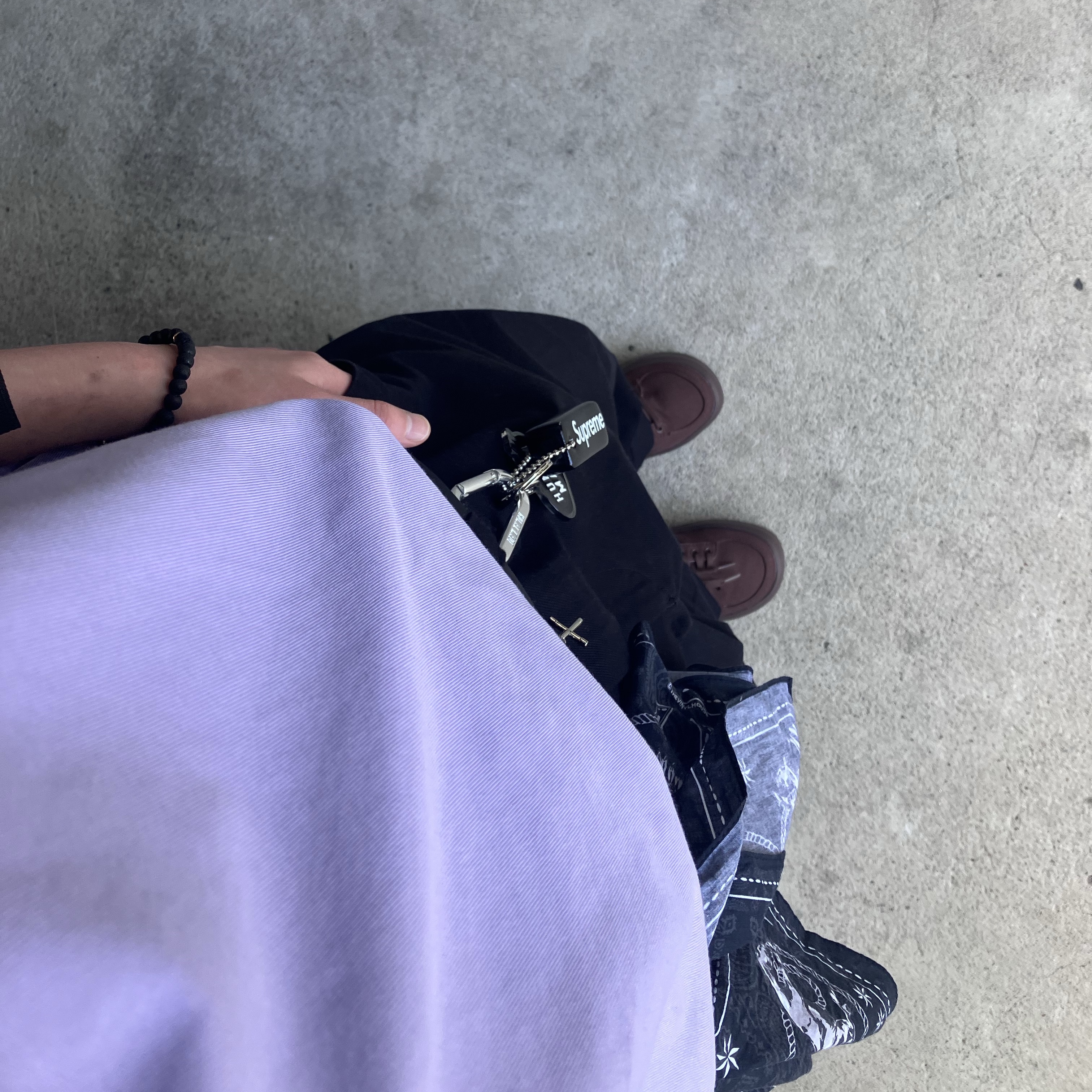 Thevinylhouse Tvh Western Pattern Bandana Navy, Supreme Floating Keychain Black - 23FW 착용 스타일 - 3