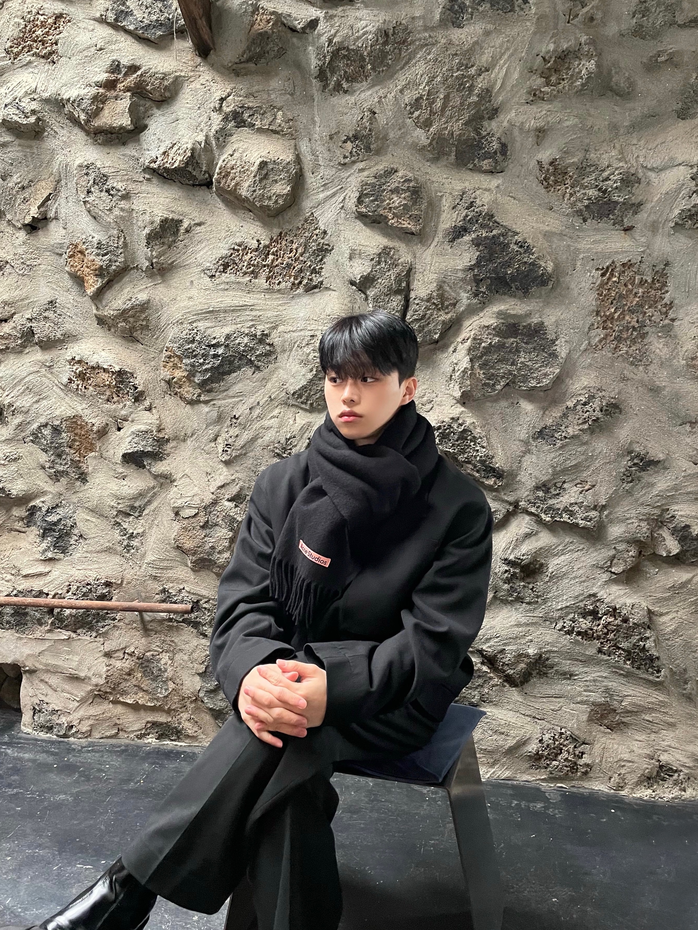 Acne Studios Wool Fringe Muffler Black 착용 스타일 - 1