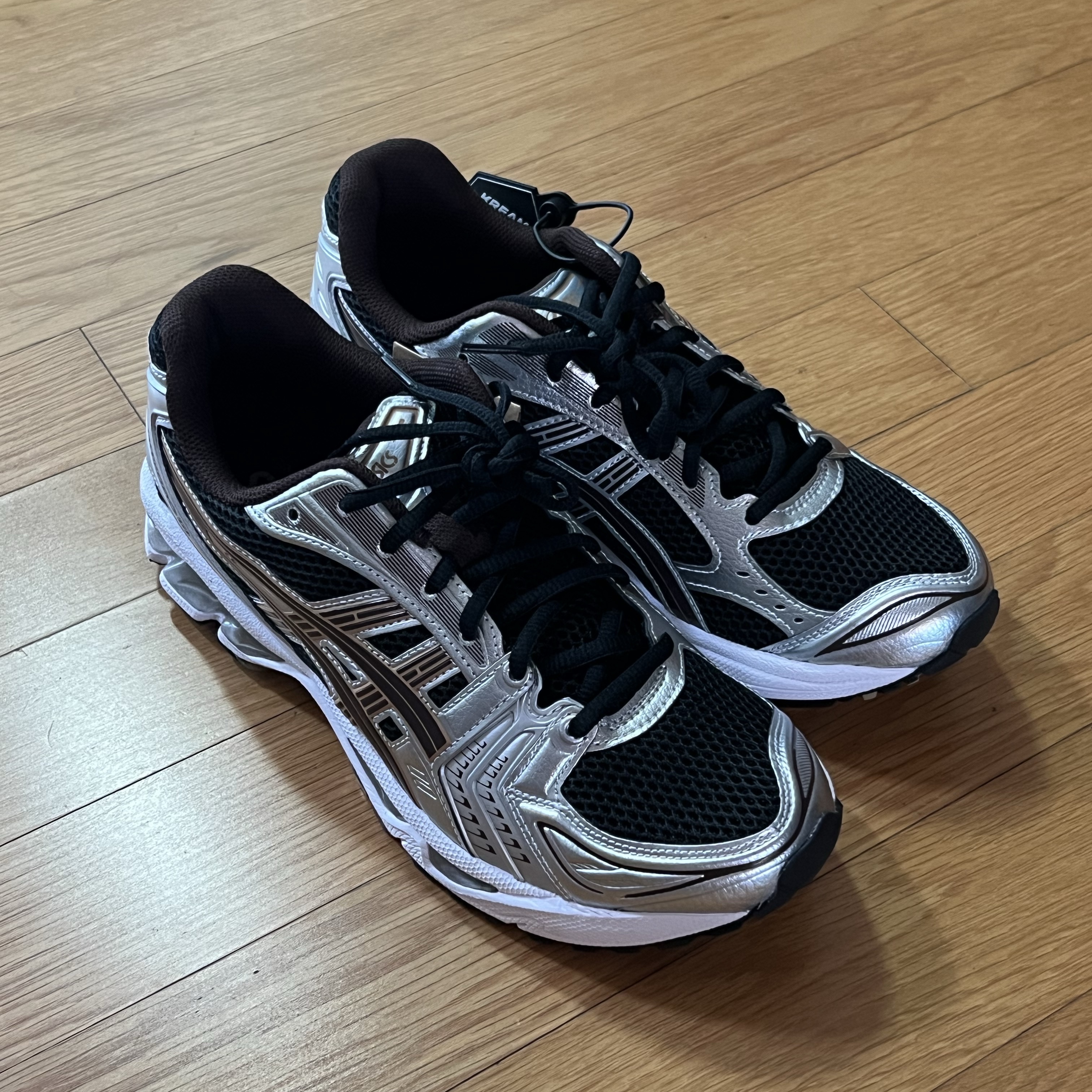 Asics Gel-Kayano 14 Black Coffee 착용 스타일
