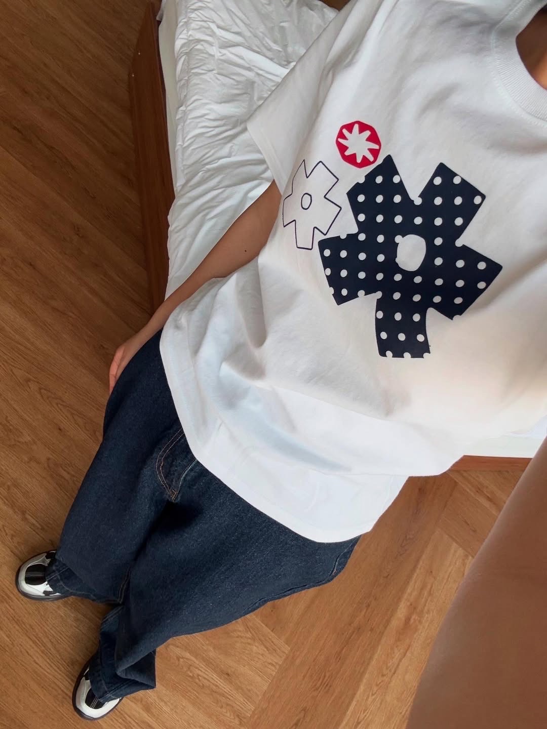 SLOW RECORD HOUSE Polka Dot Star T-Shirt White 착용 스타일 - 4