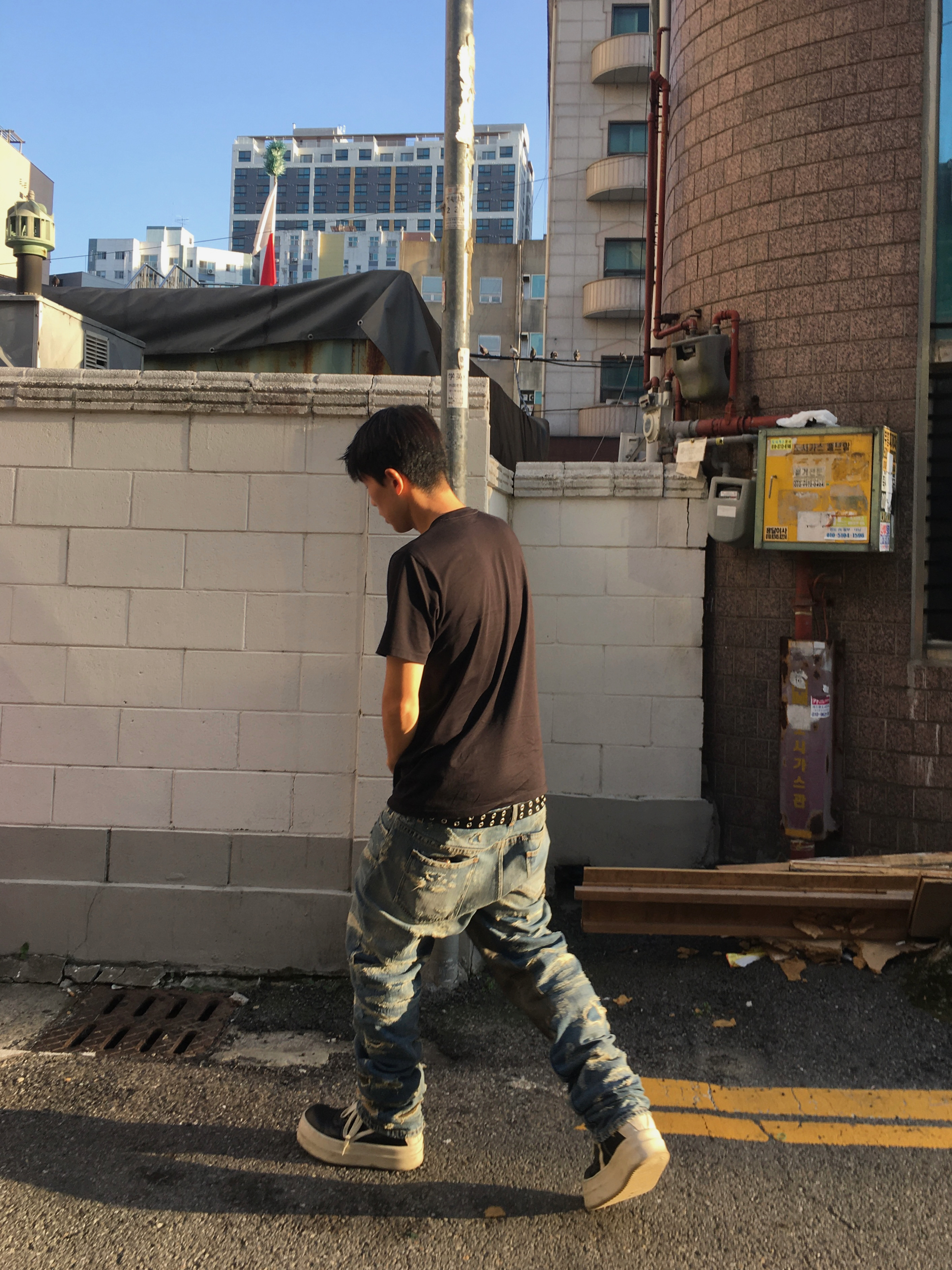 Givenchy Cargo Logo Jeans in Destroyed Denim and Moleskin Medium Blue, Rick Owens Hollywood Mega Bumper Geobasket in Full Grain Calf Leather Black Milk 착용 스타일 - 1
