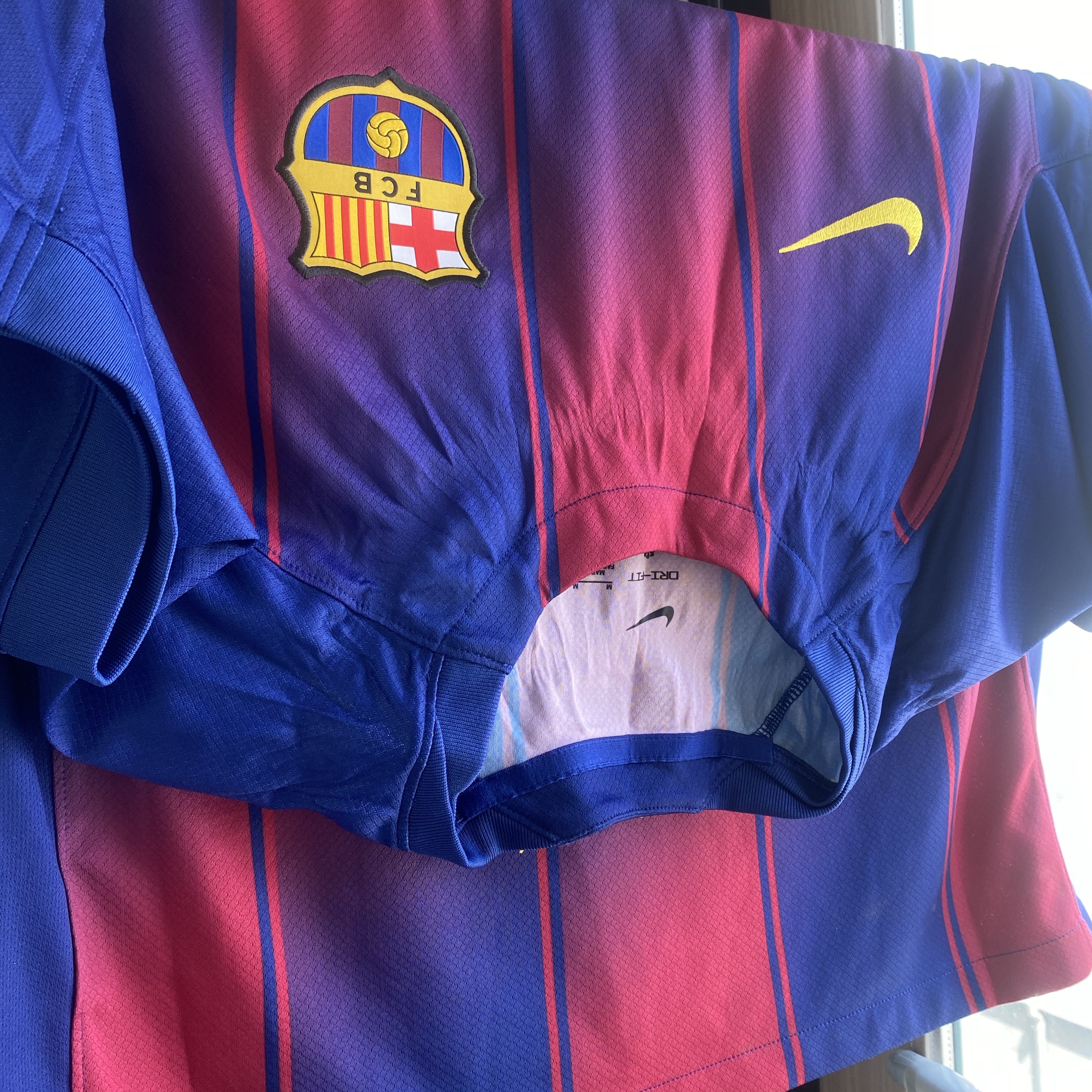 Nike FC Barcelona 2025/26 Stadium Home Dri-Fit Football Replica Jersey Deep Royal Blue Noble Red (Non Marking Ver.) 착용 스타일