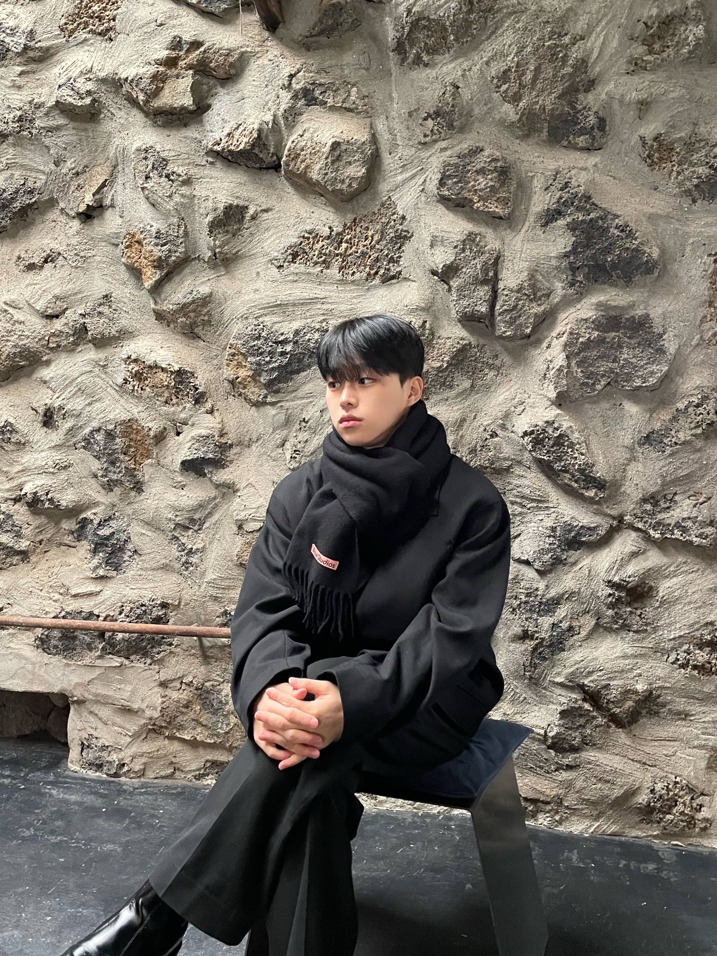 Acne Studios Wool Fringe Muffler Black 착용 스타일 - 2