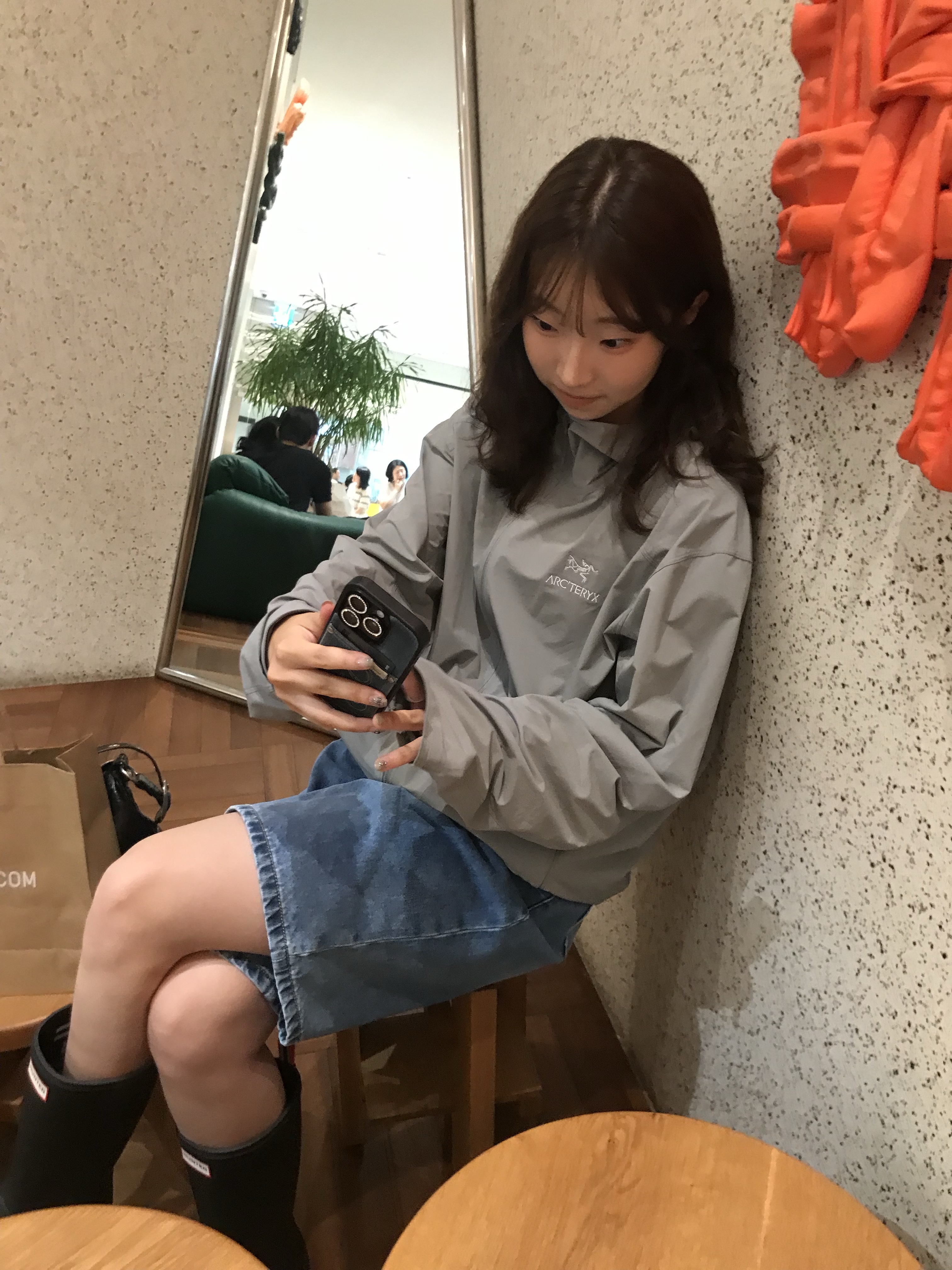 (W) Hunter Play Tall Wellington Rain Boots Black 착용 스타일 - 4