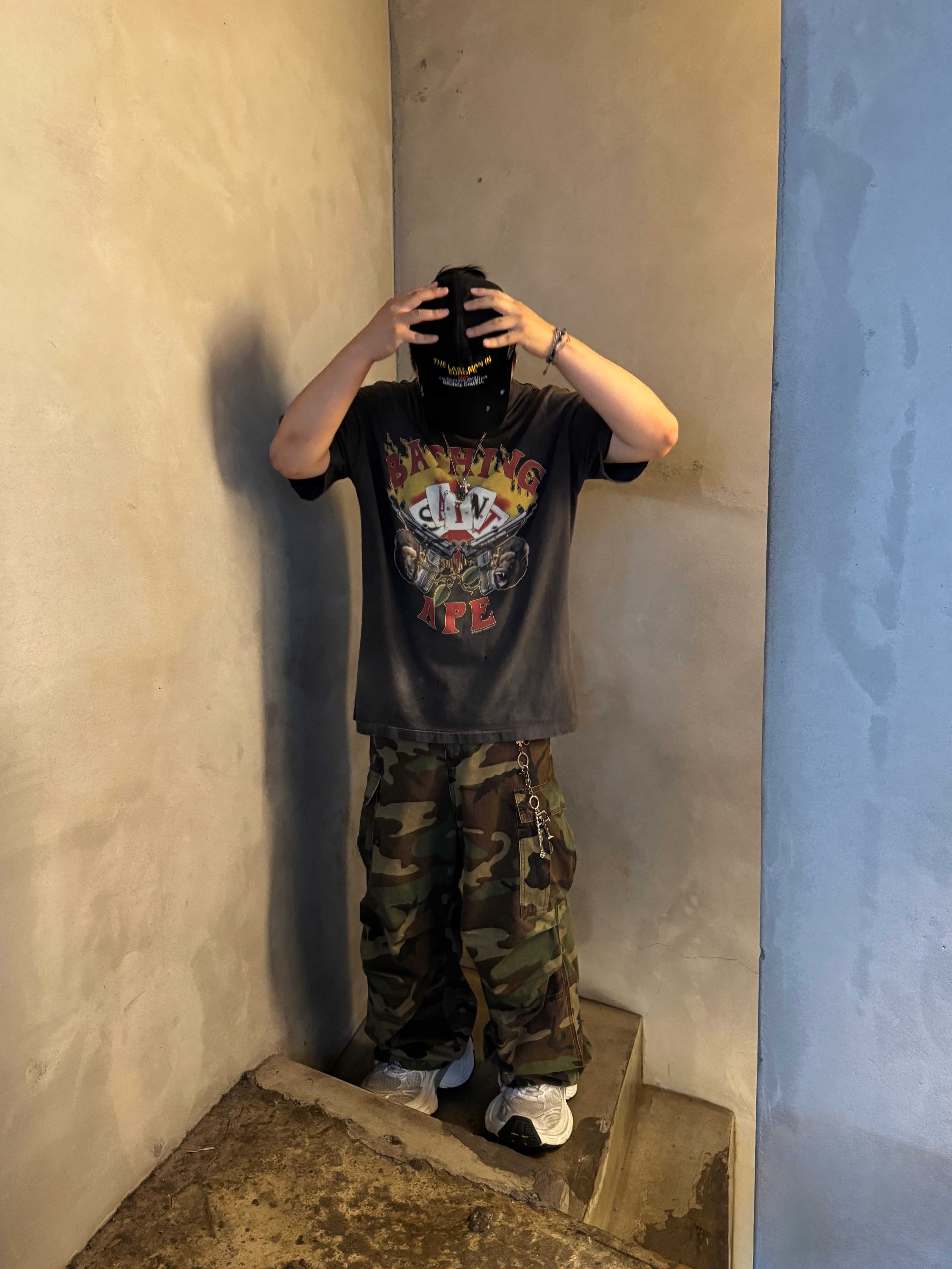 NOD Stone Washed Cargo Pants Camo, BAPE x Saint Mxxxxxx Guns T-Shirt Charcoal 착용 스타일