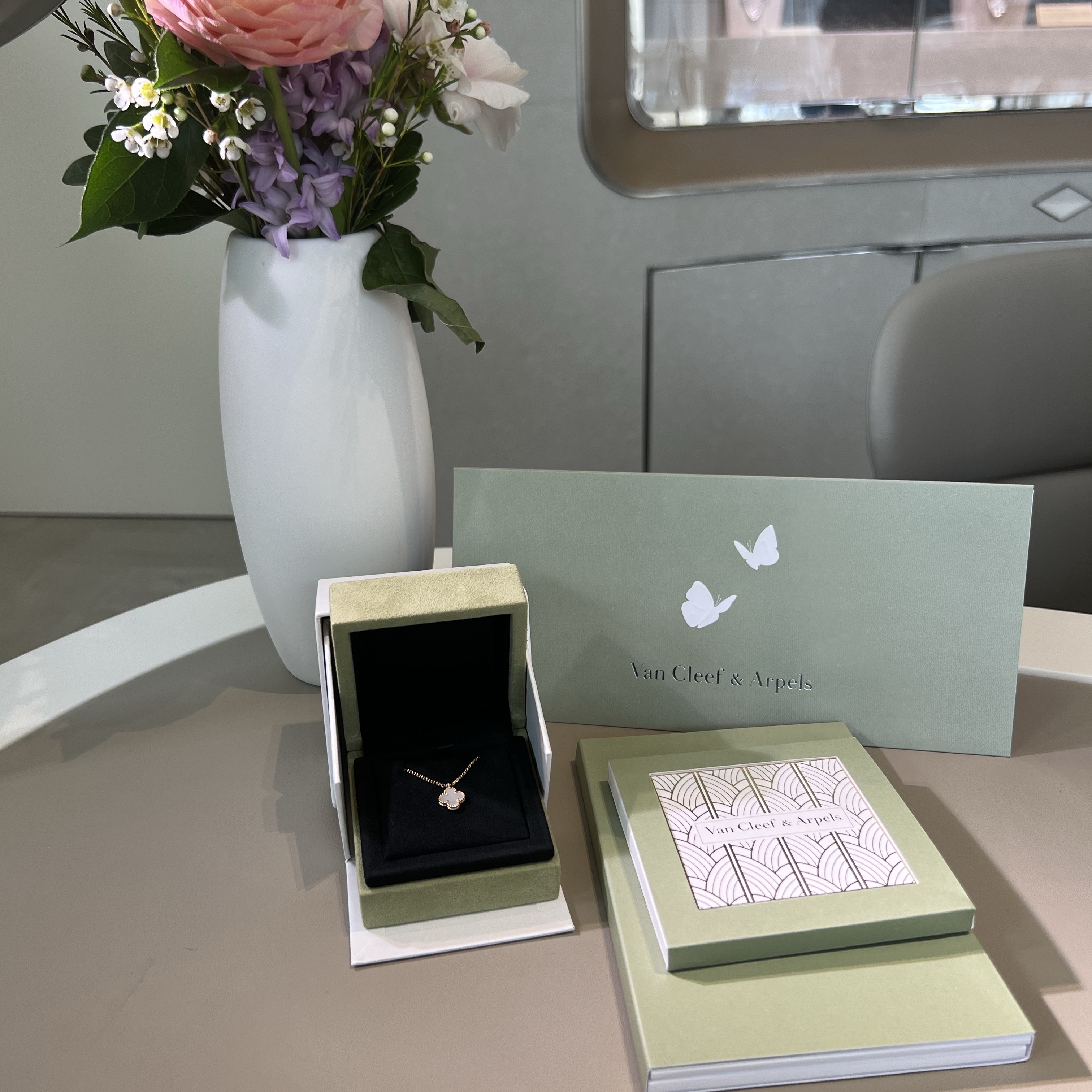 (W) Van Cleef & Arpels Sweet Alhambra Pendant Yellow Gold Mother of Pearl 착용 스타일 - 1