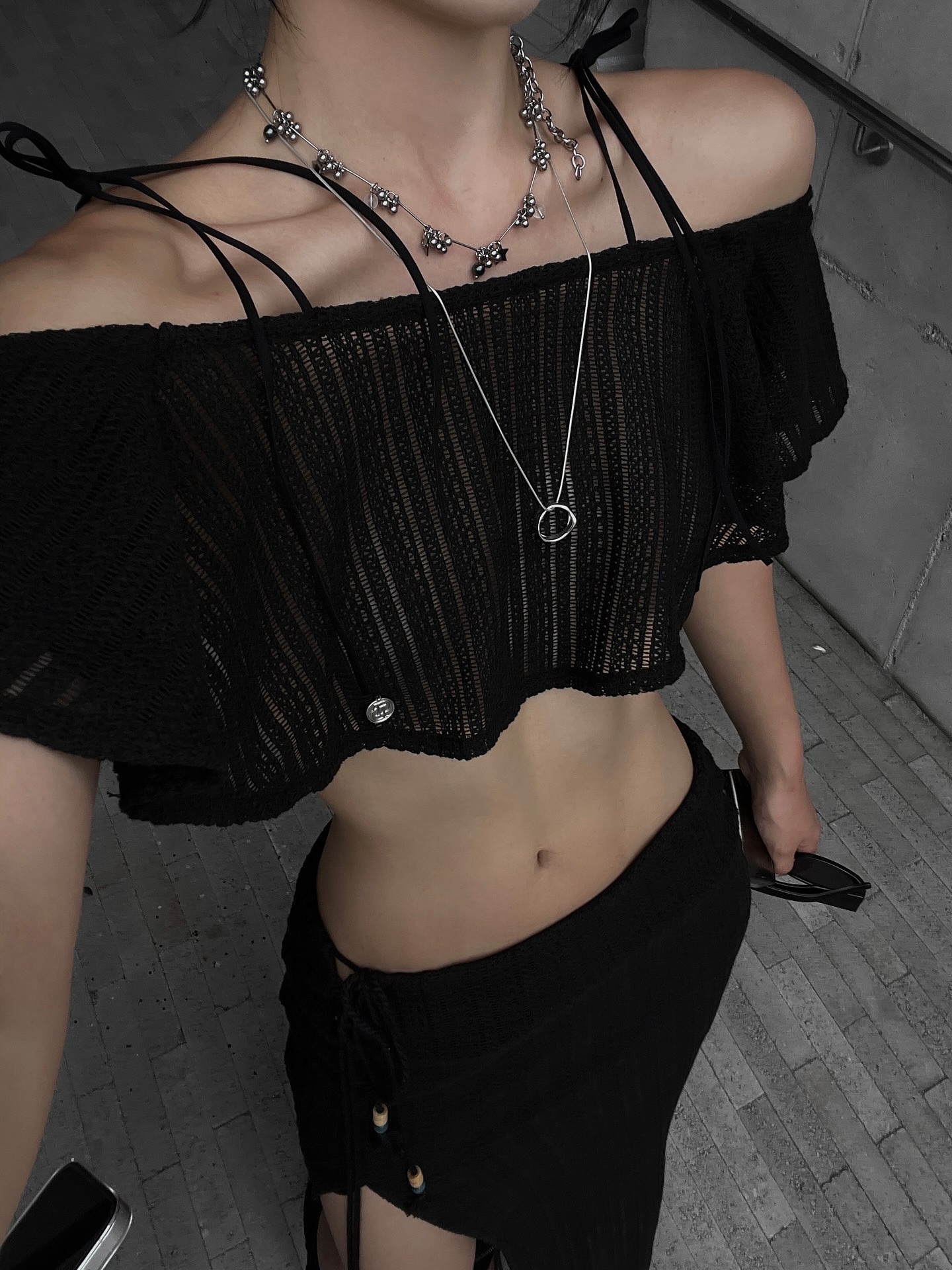 Don't Ask My Plan Sunset Cozy Off Shoulder Top - Black, Don't Ask My Plan Sunset Cozy Long Skirt - Black 착용 스타일 - 4