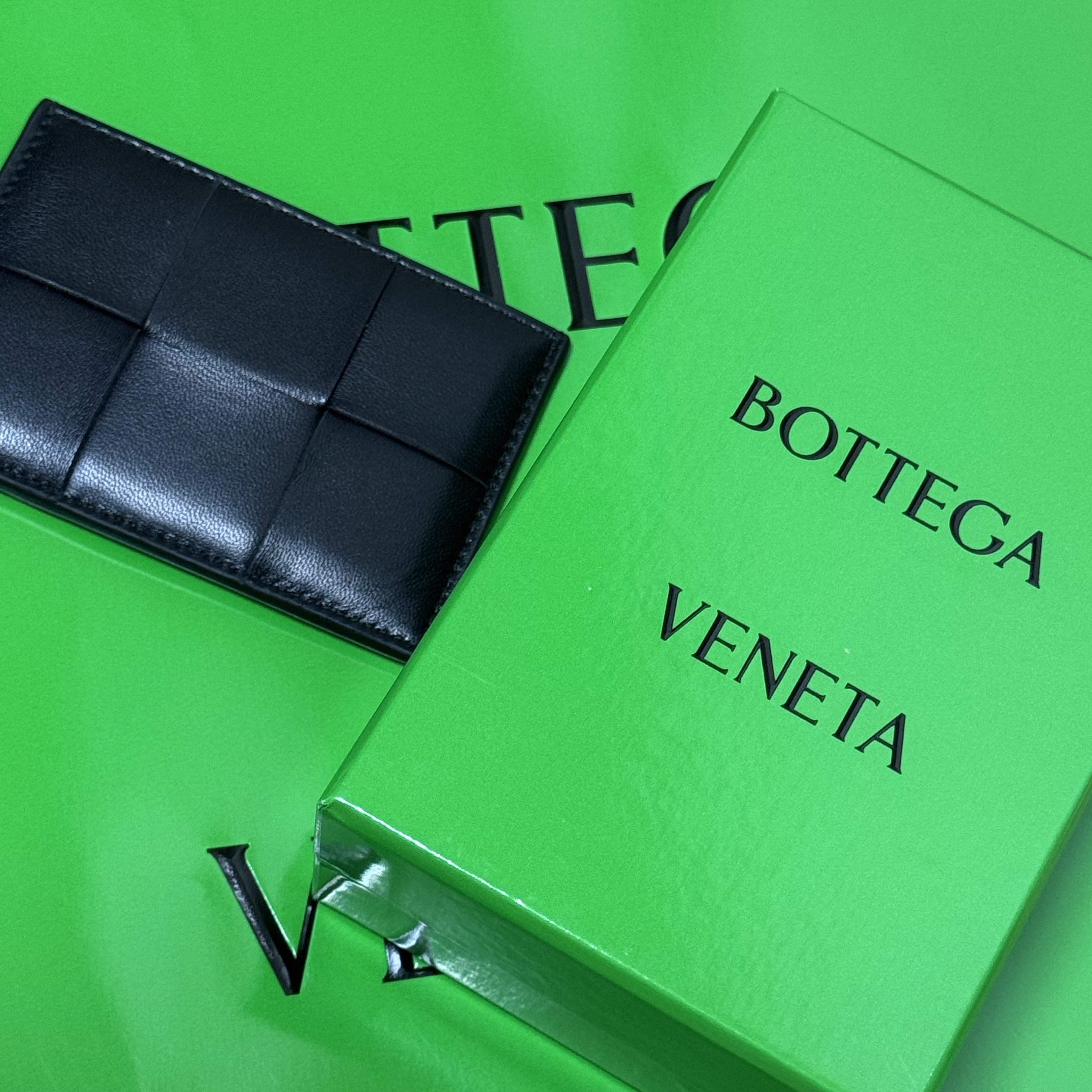 Bottega Veneta Credit Card Case Lambskin & Calfskin Black 착용 스타일