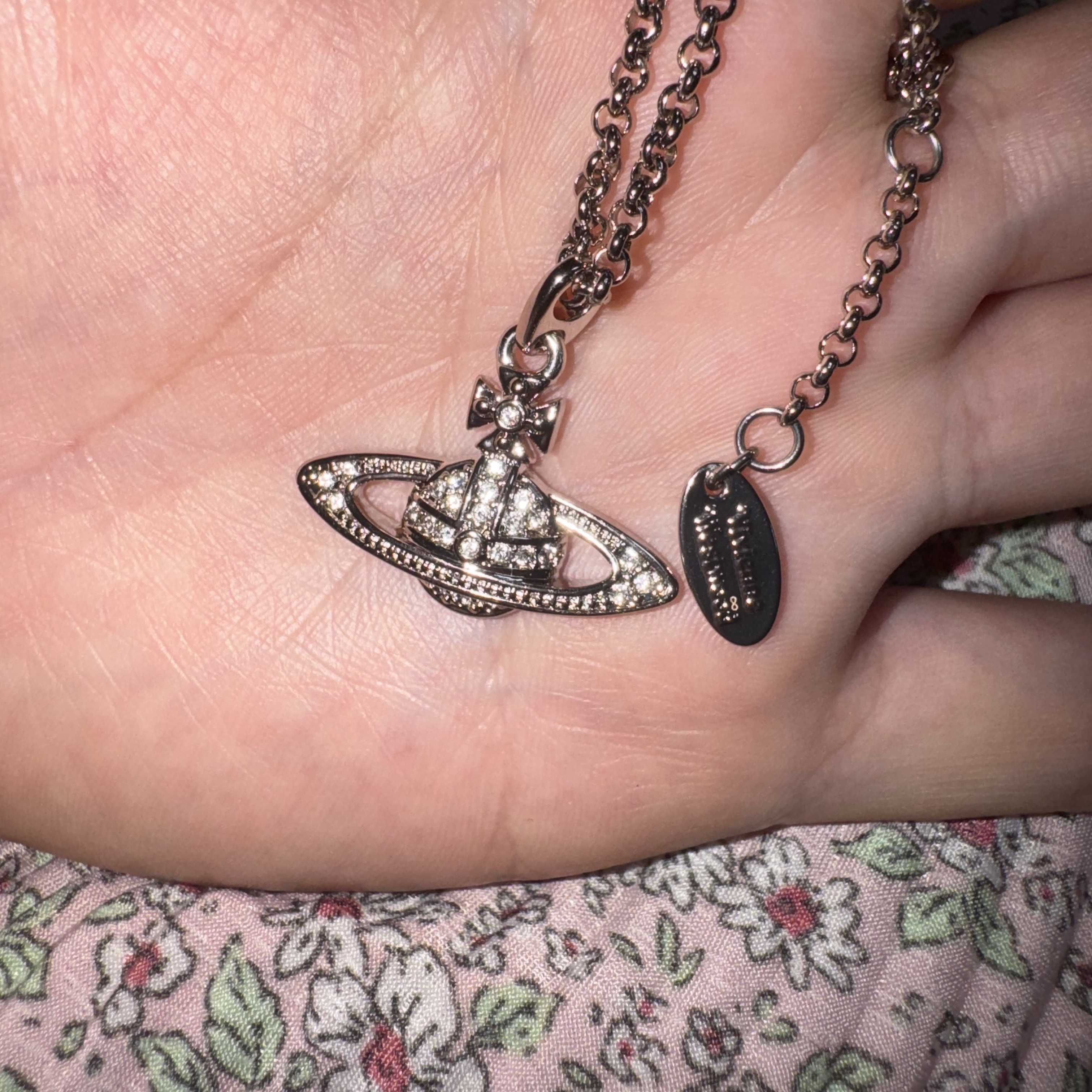 Vivienne Westwood Mini Bas Relief Pendant Silver 착용 스타일 - 1