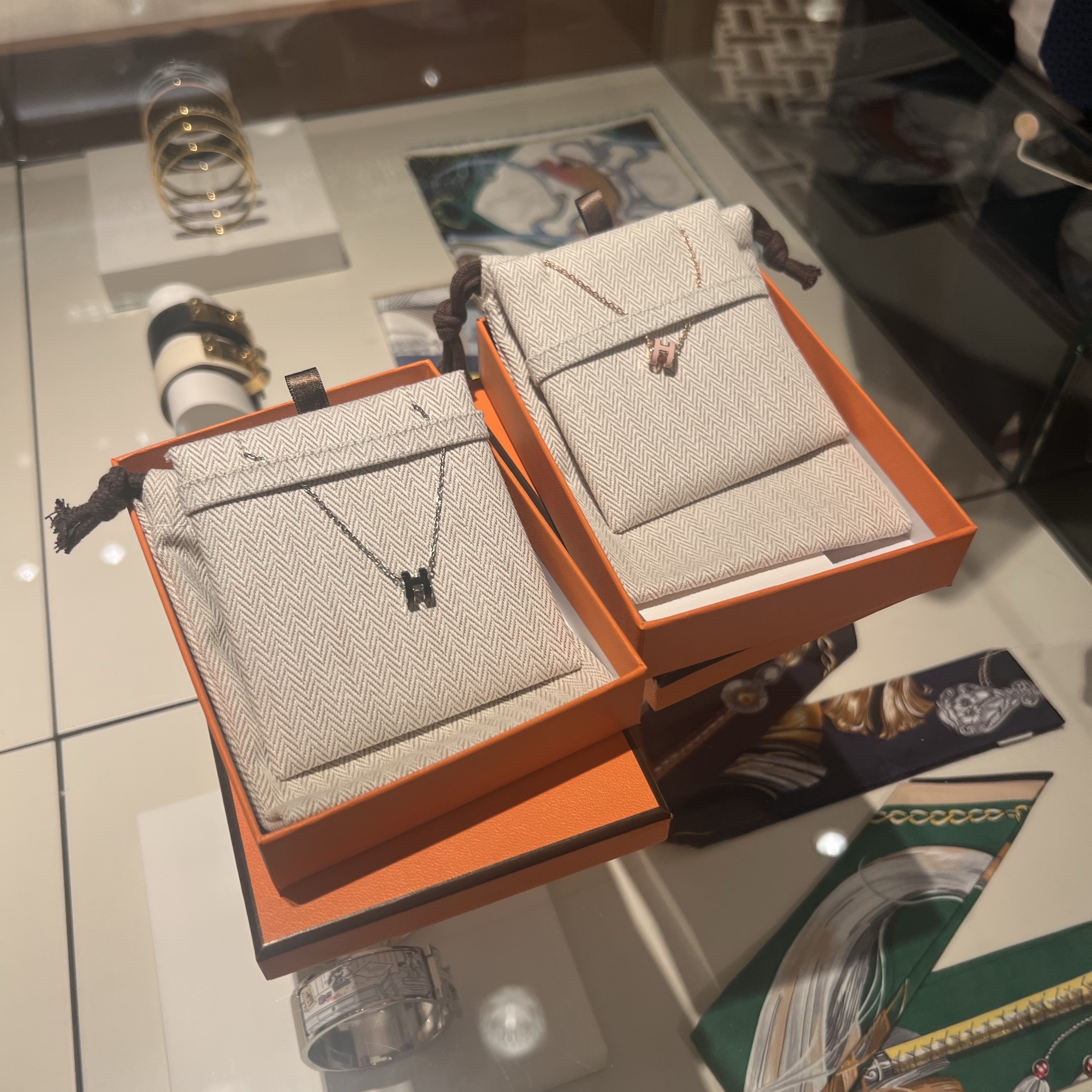 (W) Hermes Mini Pop H Pendant Palladium & Noir 착용 스타일 - 9