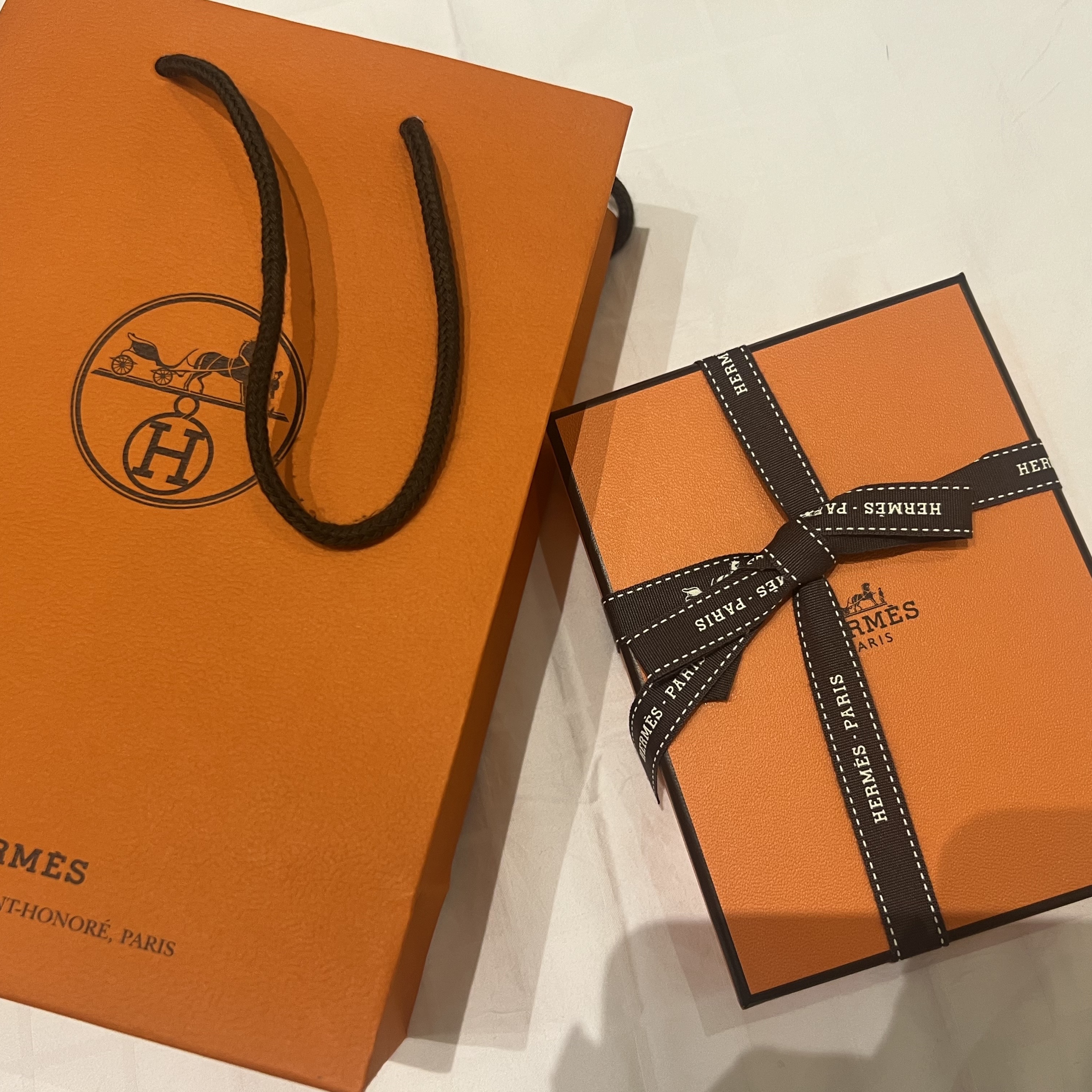 (W) Hermes Mini Pop H Pendant Palladium & Noir 착용 스타일 - 1