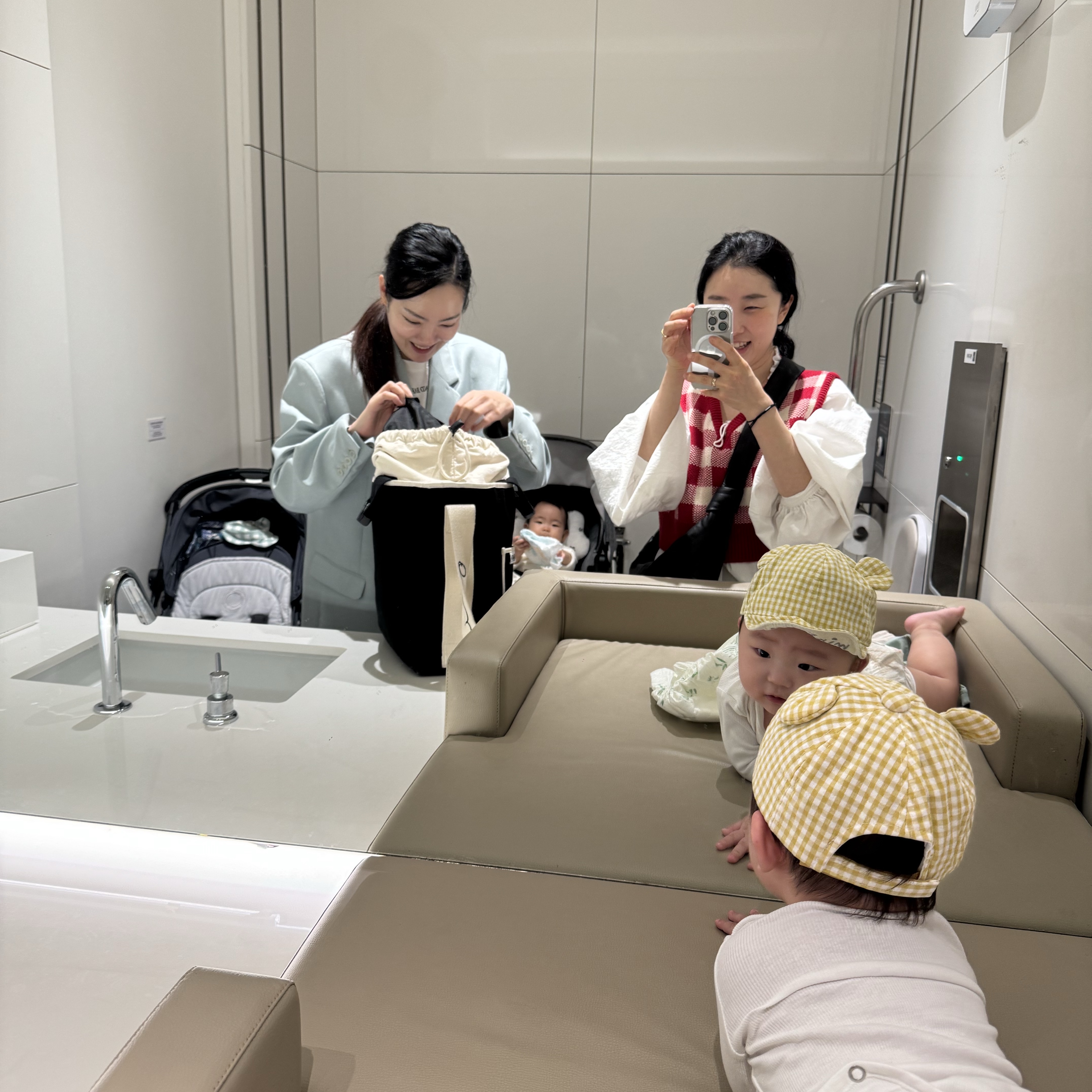 Lemaire Small Croissant Bag Soft Nappa Leather Black, Bugaboo Butterfly Black Chassis & Stormy Blue Sun Canopy Stormy Blue Fabric (Korean Ver.) 착용 스타일 - 2