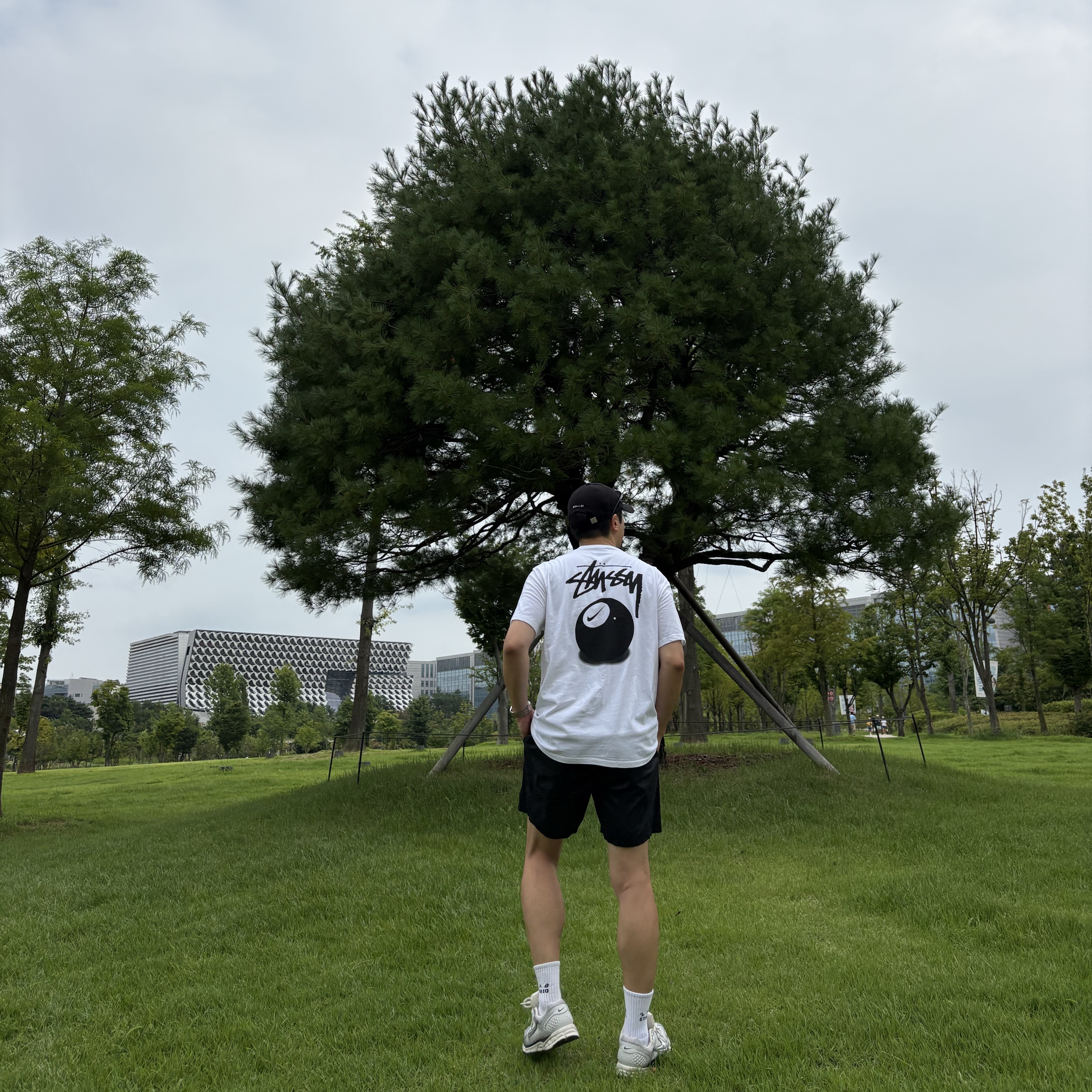 Nike x Stussy NRG FL SS 8 Ball T-Shirt White (DO9322-100), IAB Studio Socks White (5 Pack) 착용 스타일