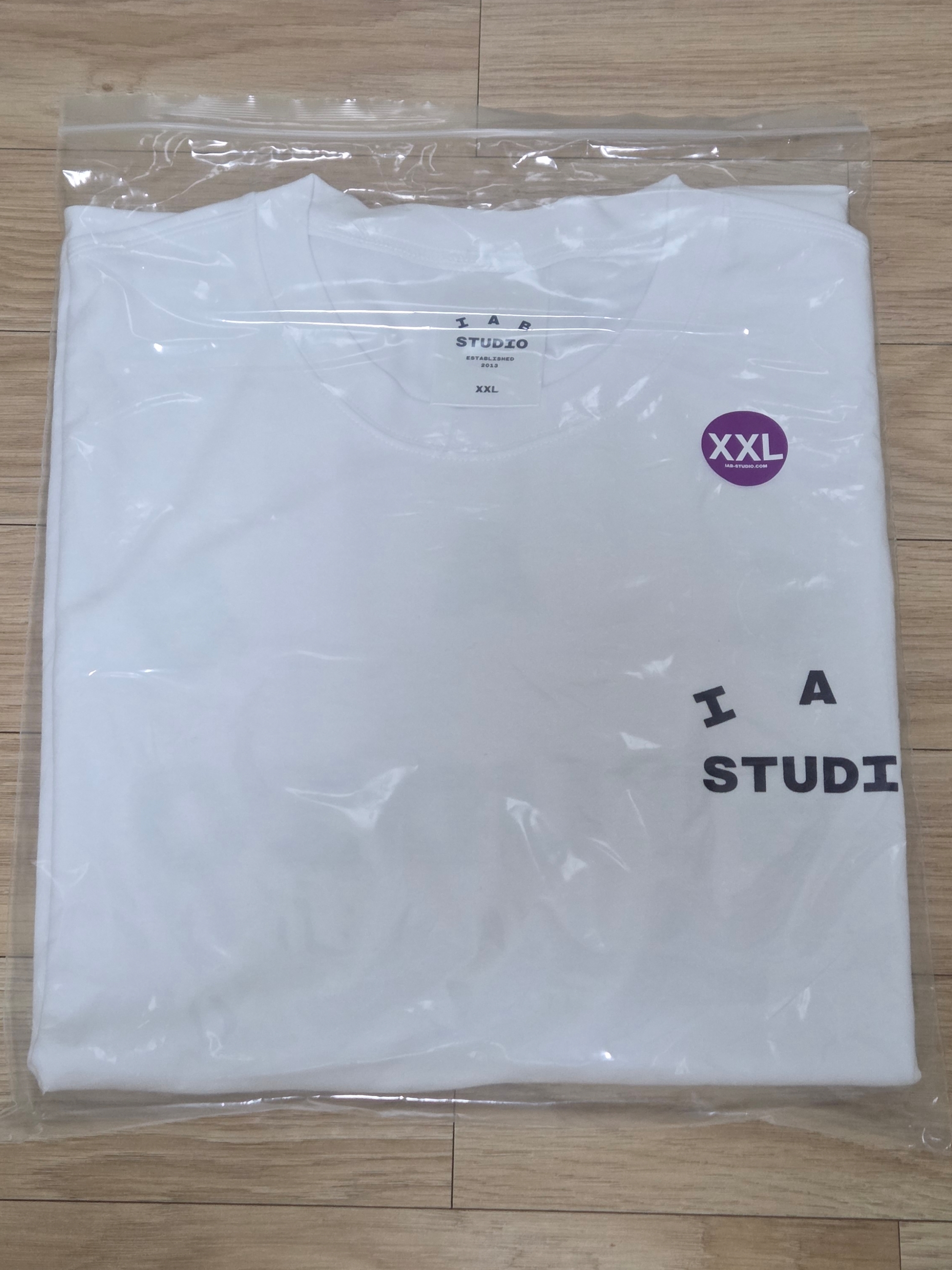 IAB Studio T-Shirt White Navy 착용 스타일