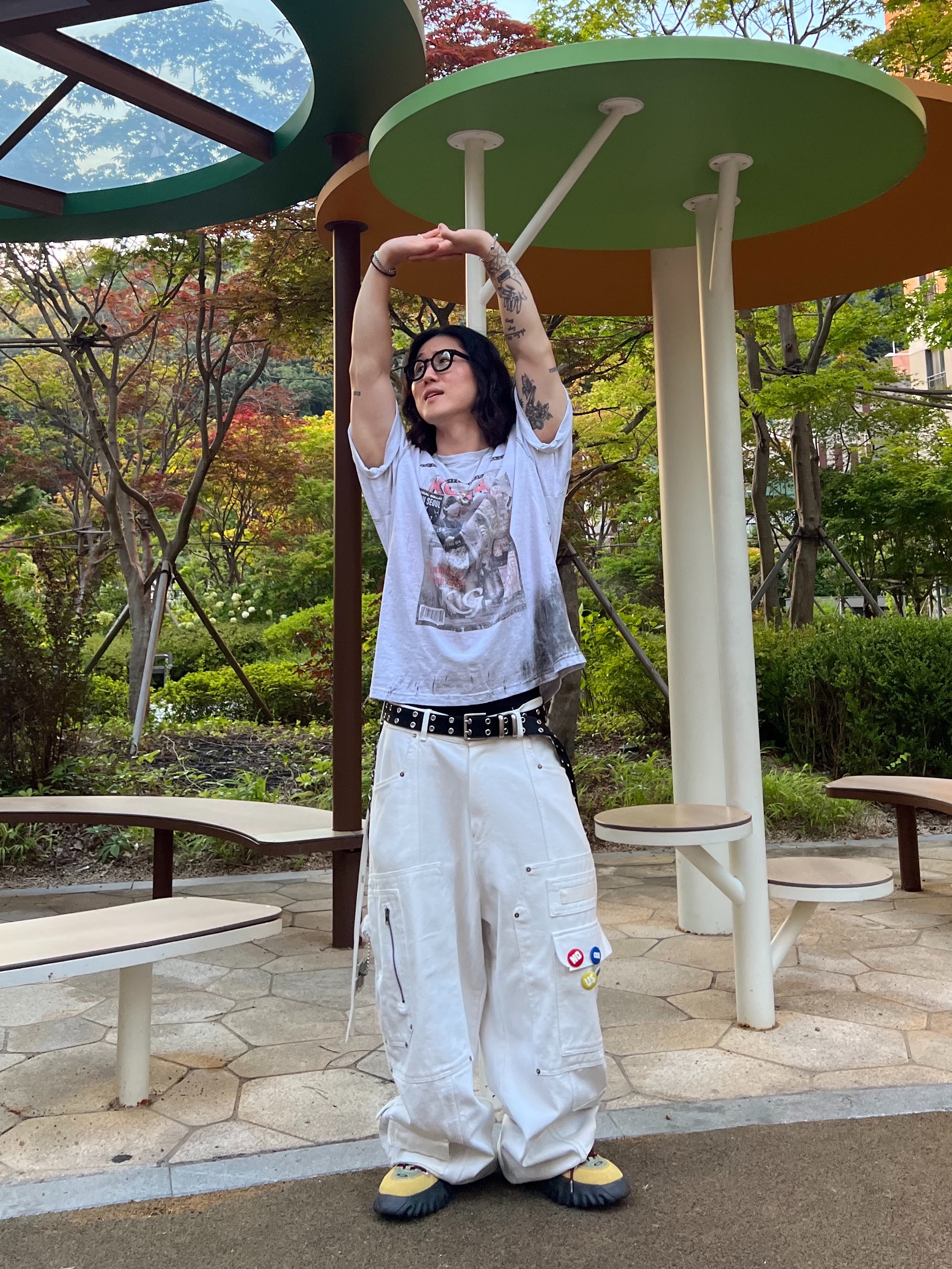 Nos Couleurs x Koin x Llud Rivet Carpenter Pants White, GRAILZ x KOIN SEOUL Magazine T-Shirts Melange Grey 착용 스타일 - 3