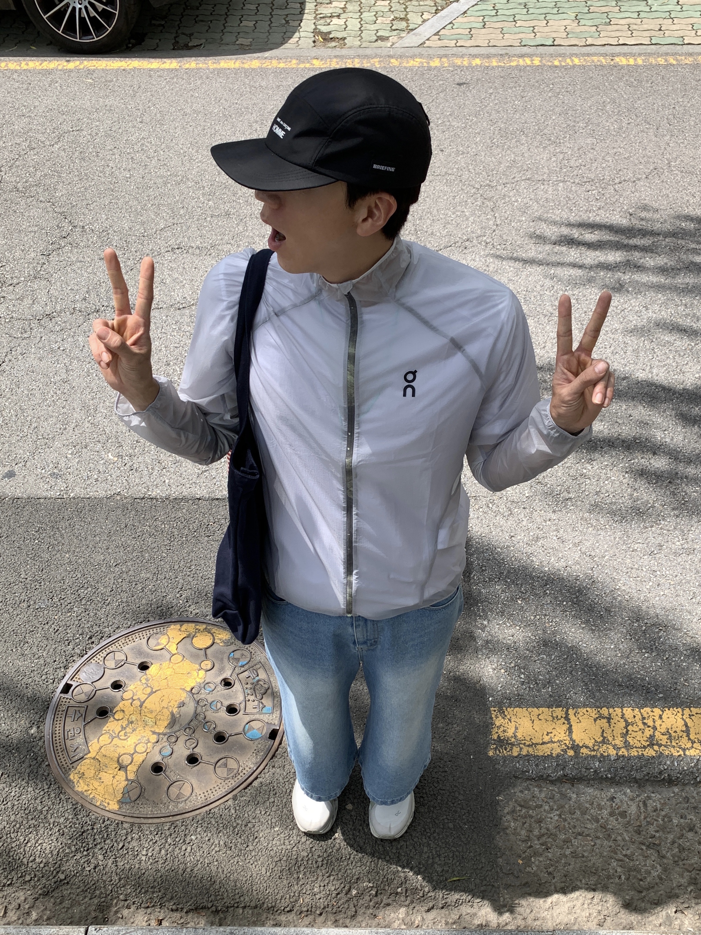 On Running x Post Archive Faction (Paf) Cloudmonster 2 Moondust Chalk, On Running Zero Jacket Glacier 착용 스타일 - 6