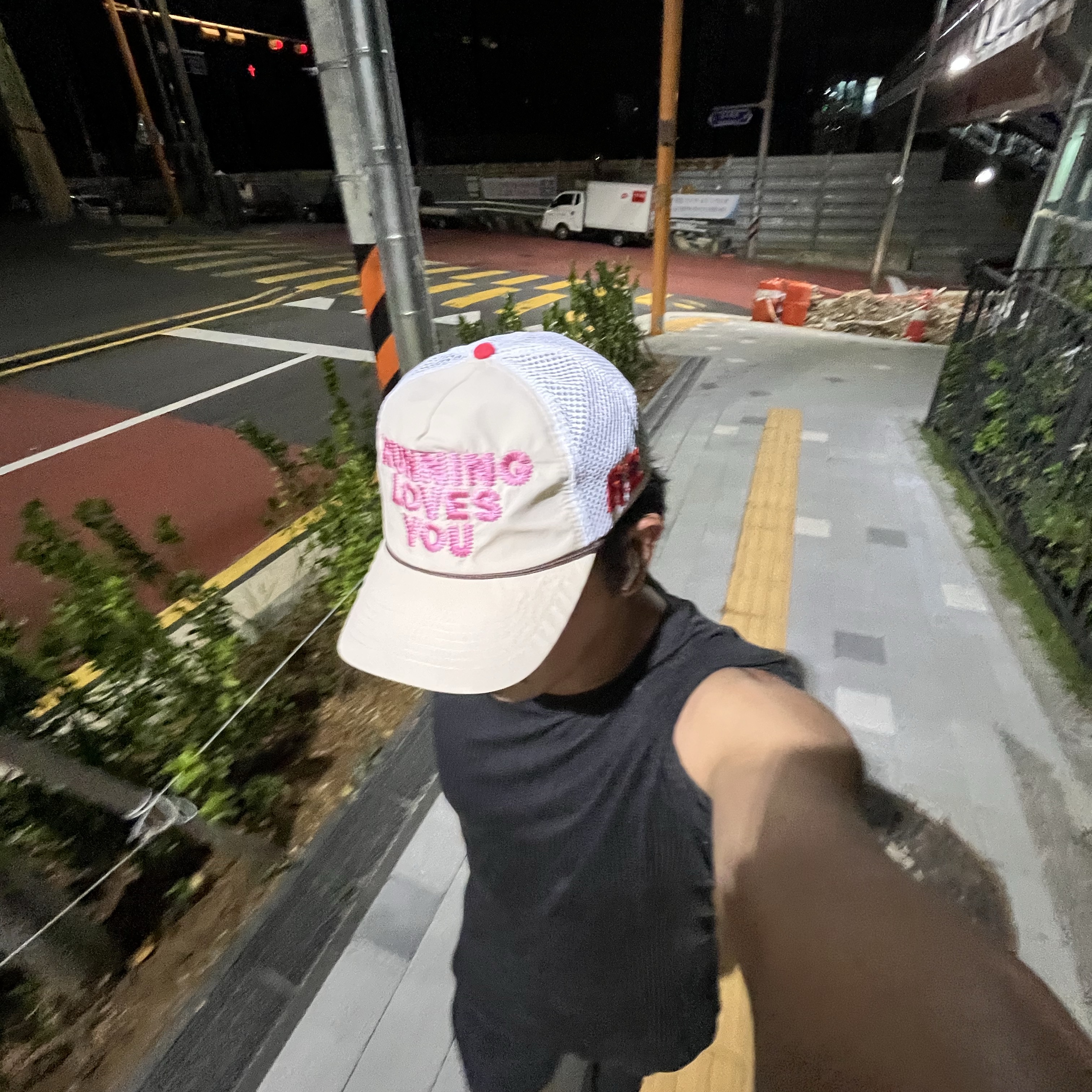 Alex Zono Running Loves You Trucker Hat OG Beige 착용 스타일