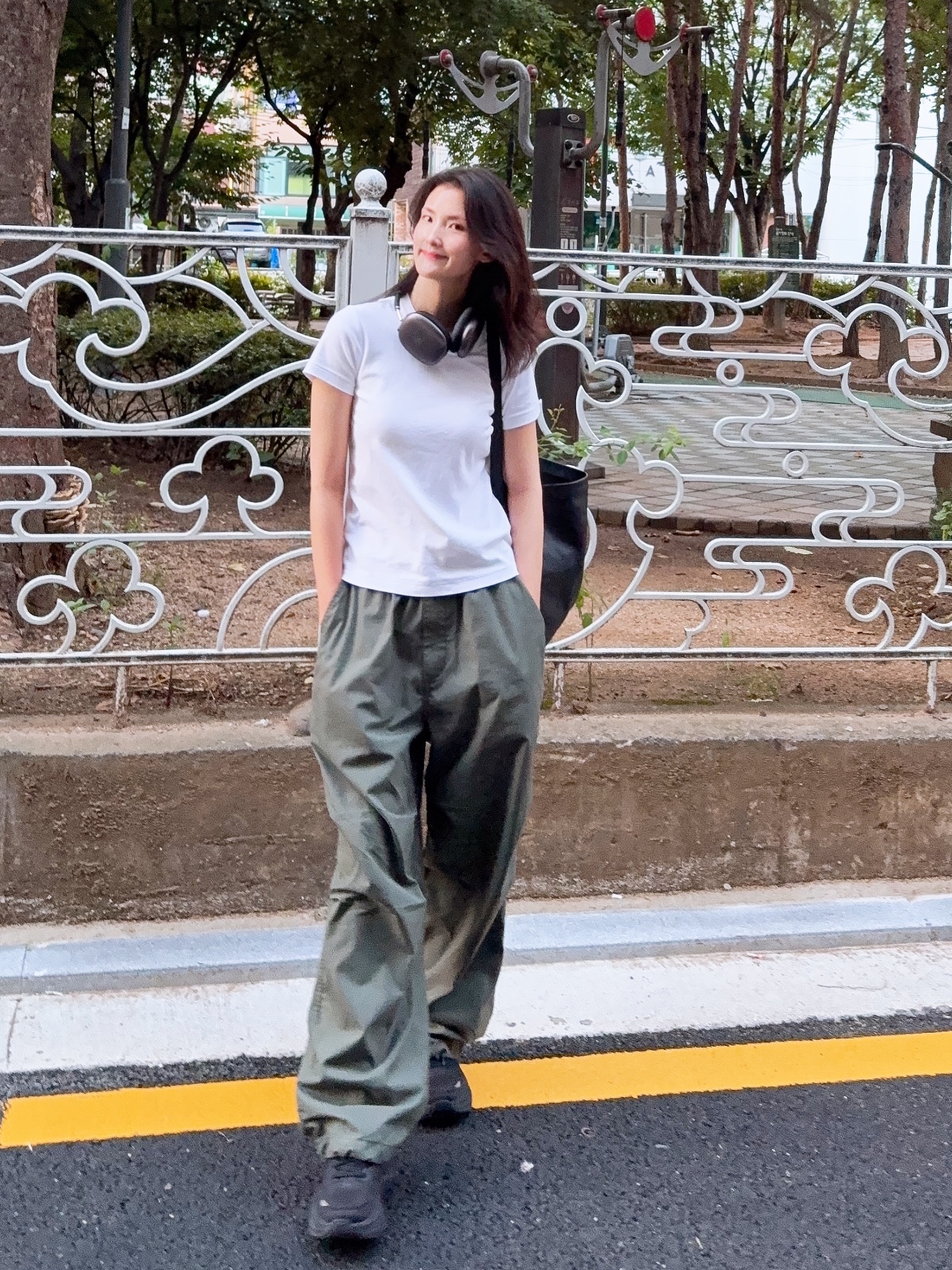 Hoka Bondi 9 Black - Wide, Uniqlo C Wide Parachute Pants Olive - KR 착용 스타일 - 1