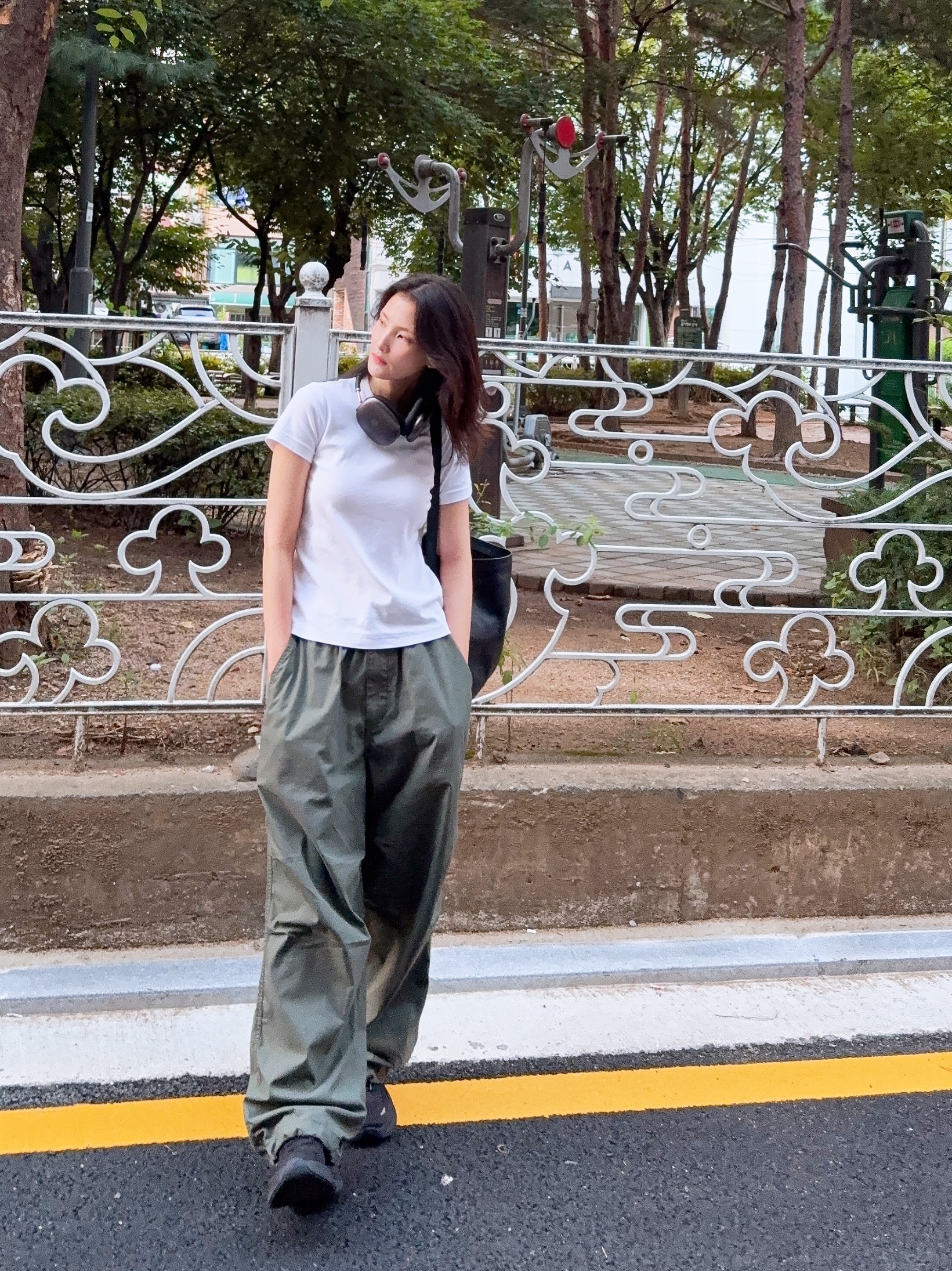 Hoka Bondi 9 Black - Wide, Uniqlo C Wide Parachute Pants Olive - KR 착용 스타일 - 2