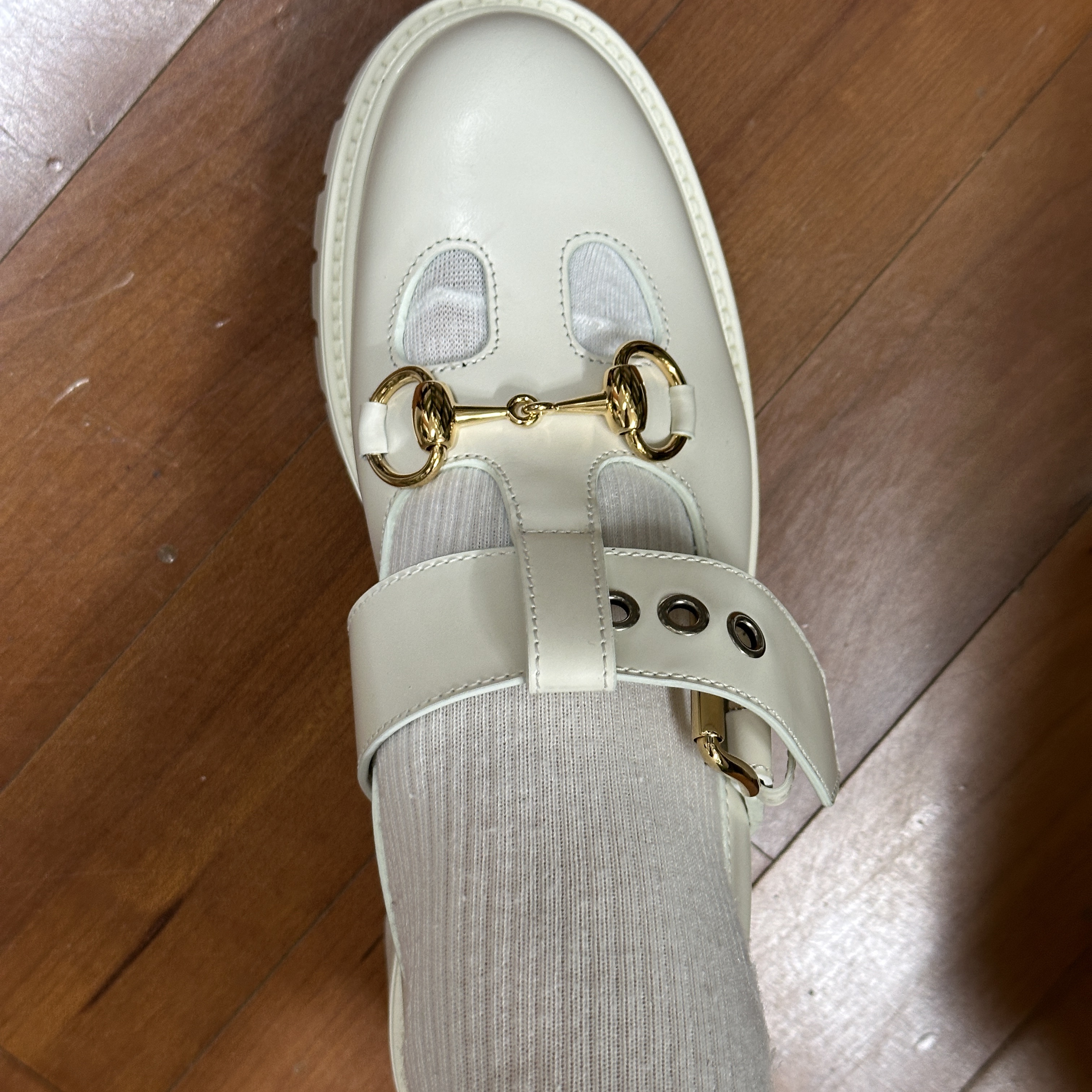 (W) Gucci Lug Horsebit 30mm Platform Loafer White 착용 스타일 - 3