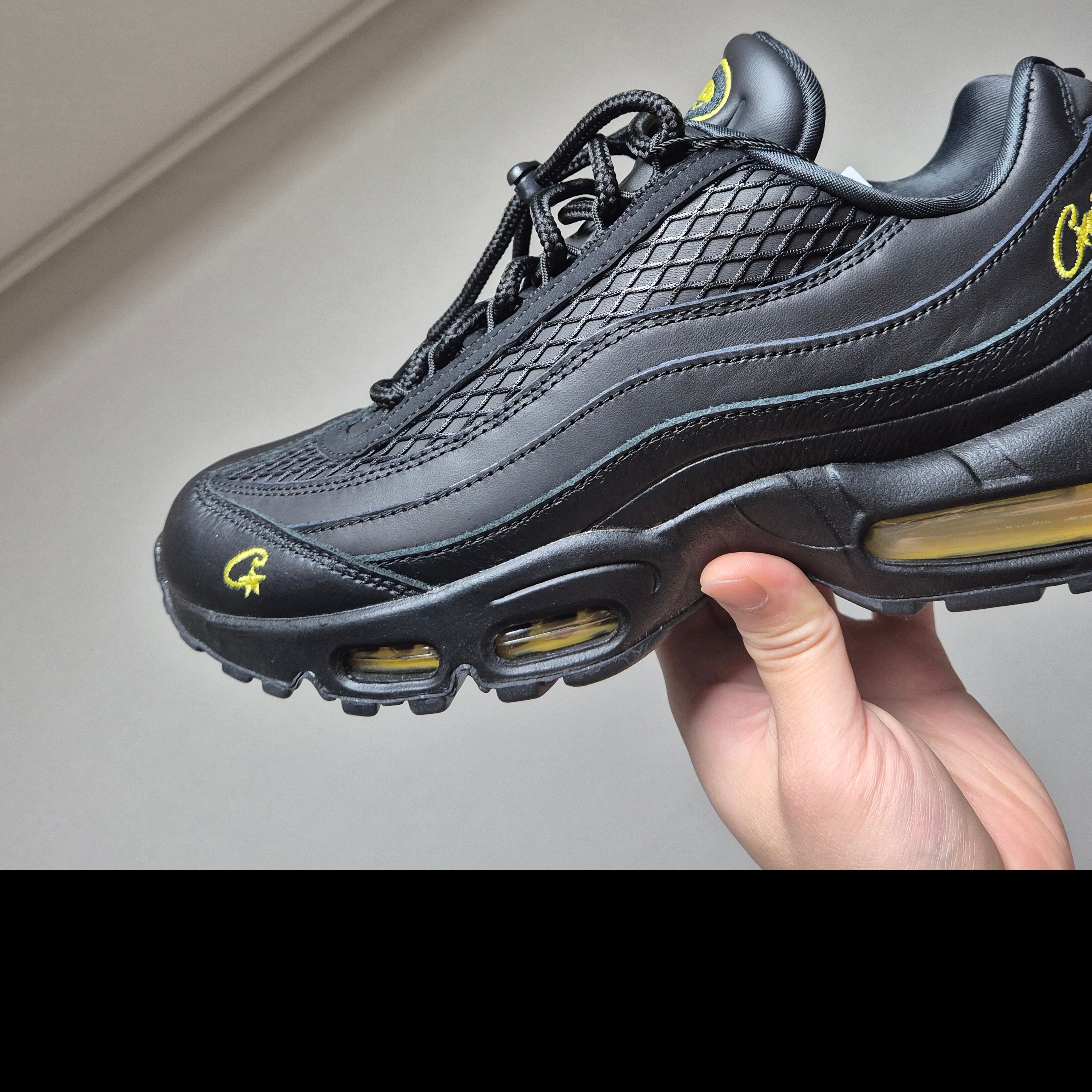Nike x Corteiz Air Max 95 Black and Tour Yellow 착용 스타일 - 1
